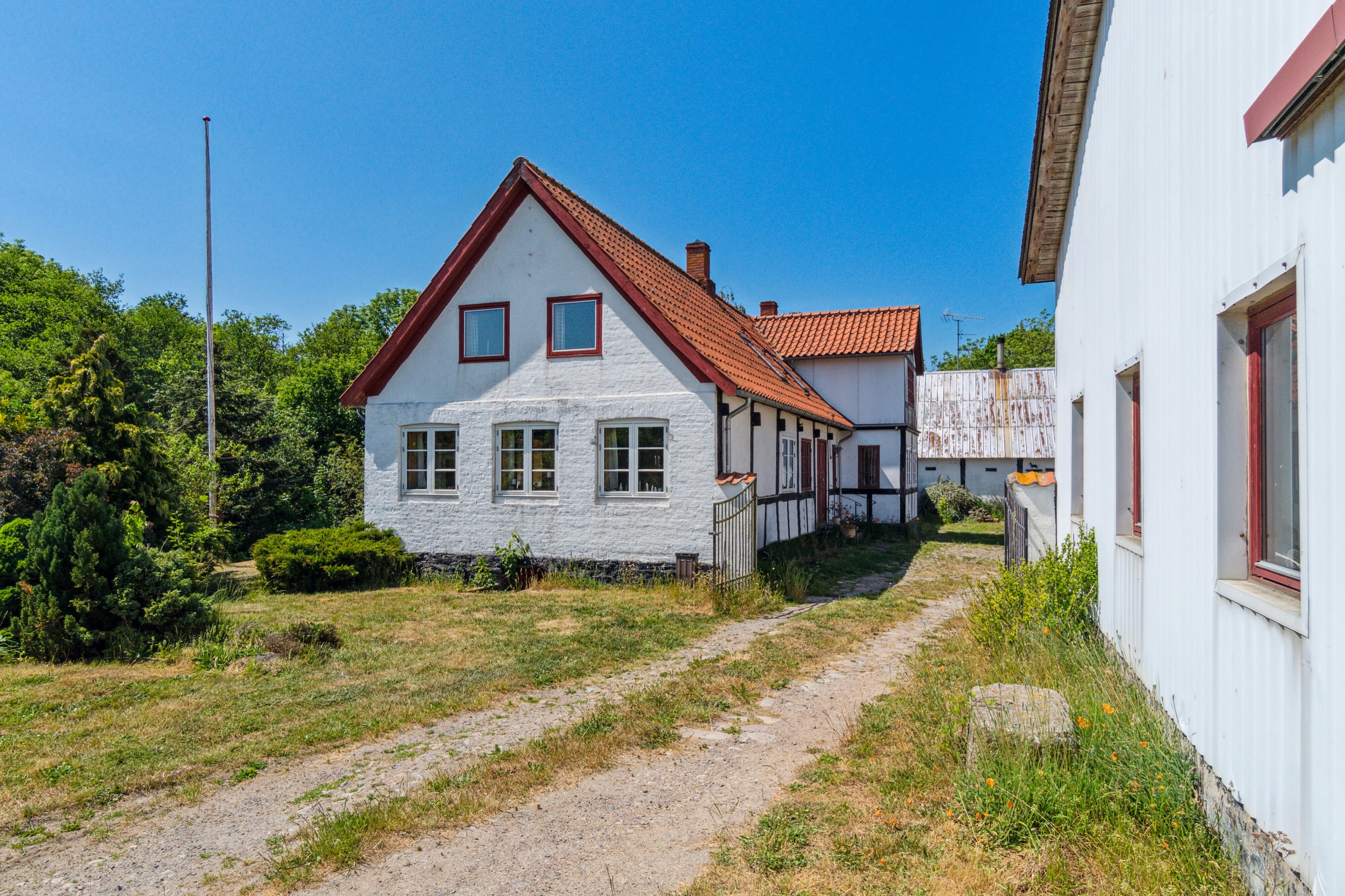 Fremhævet indkørsel billede i fuldskærmstilstand. Billede af Kalbyvejen 30, 3720 Aakirkeby