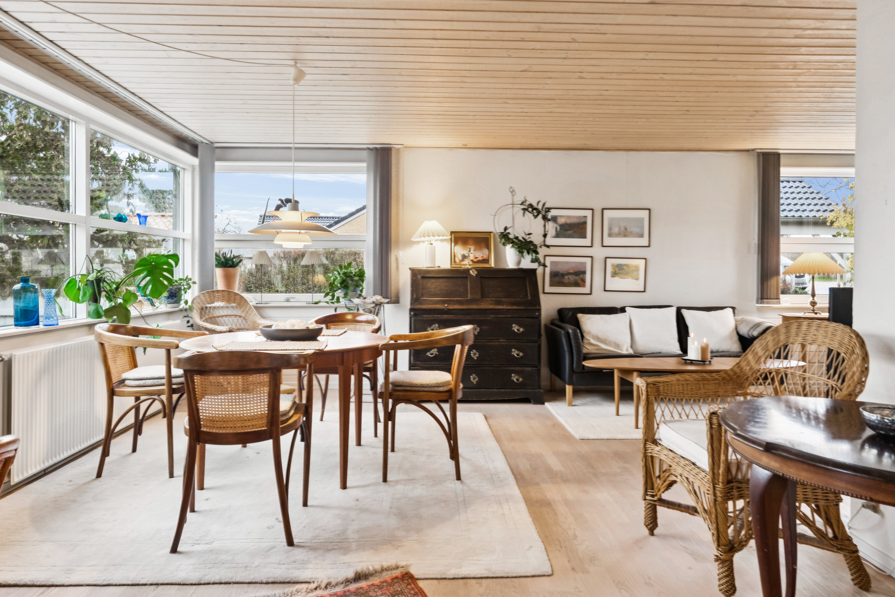 Fremhævet stue billede i fuldskærmstilstand. Billede af Østervænget 20, 8840 Rødkærsbro