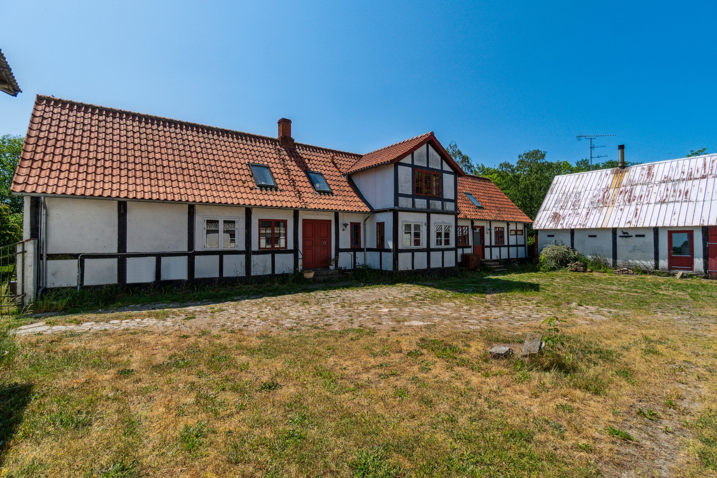 Fremhævet gårdsplads billede i fuldskærmstilstand. Billede af Kalbyvejen 30, 3720 Aakirkeby