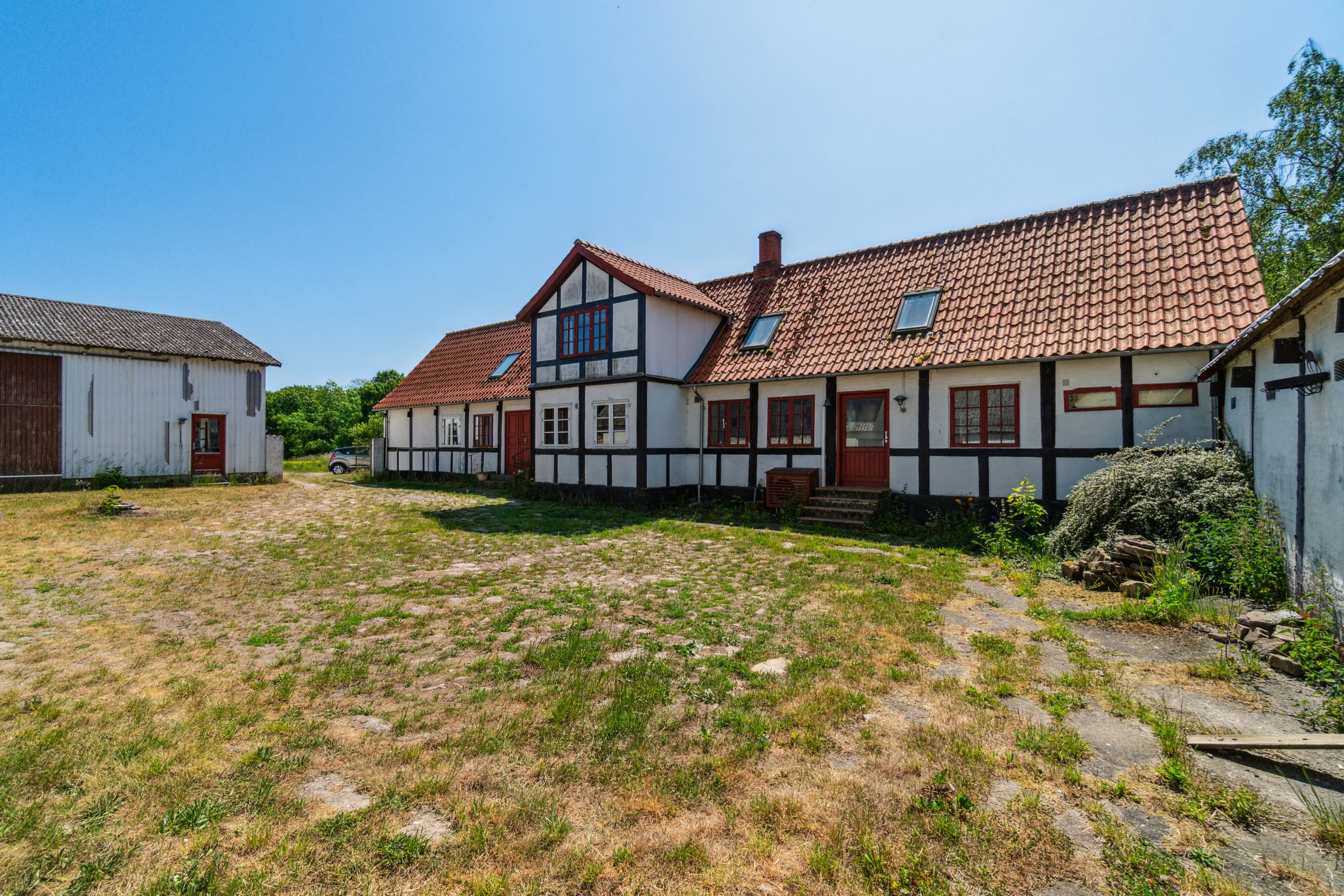 Fremhævet gårdsplads billede i fuldskærmstilstand. Billede af Kalbyvejen 30, 3720 Aakirkeby