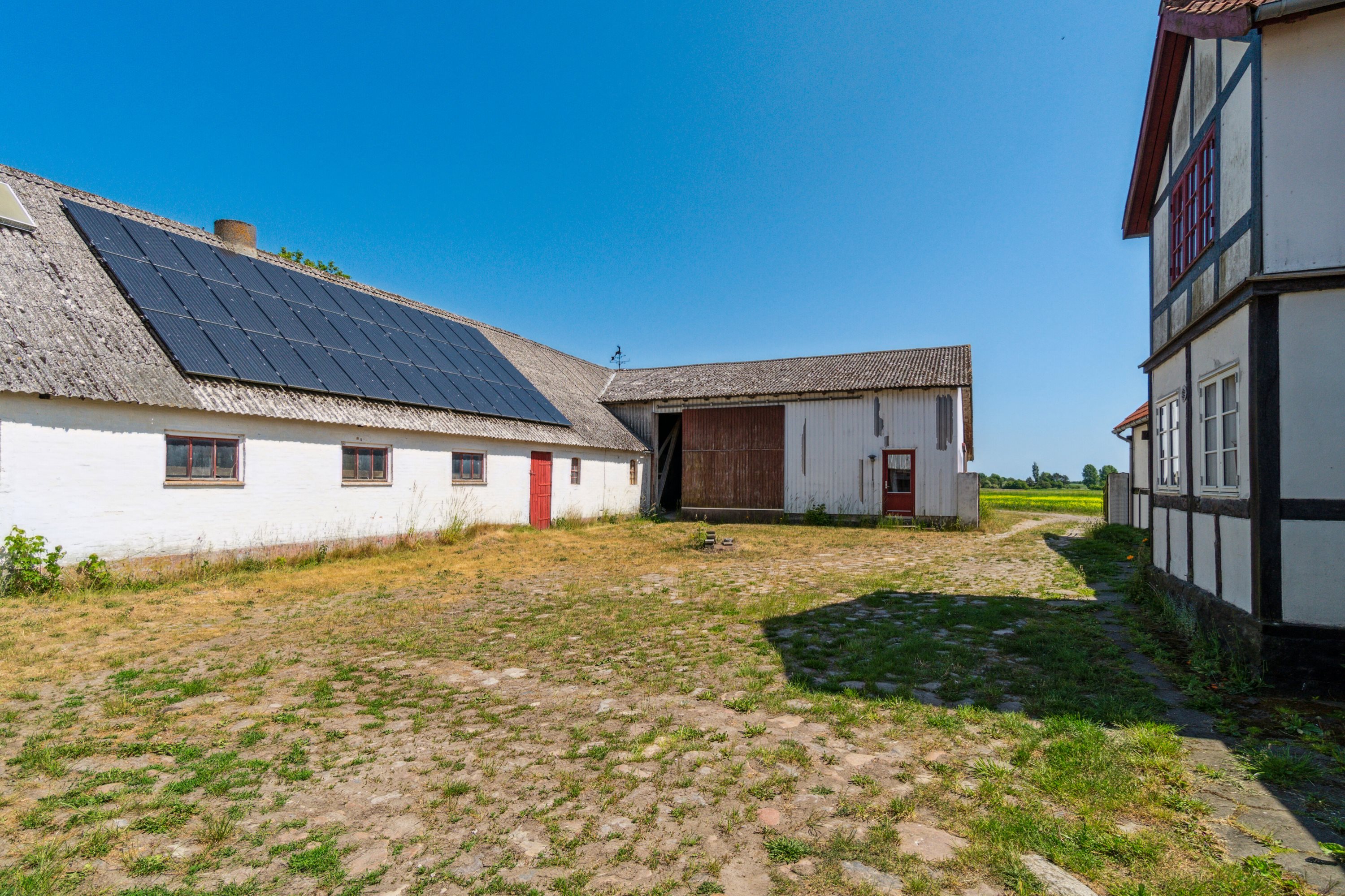 Fremhævet set fra haven billede i fuldskærmstilstand. Billede af Kalbyvejen 30, 3720 Aakirkeby