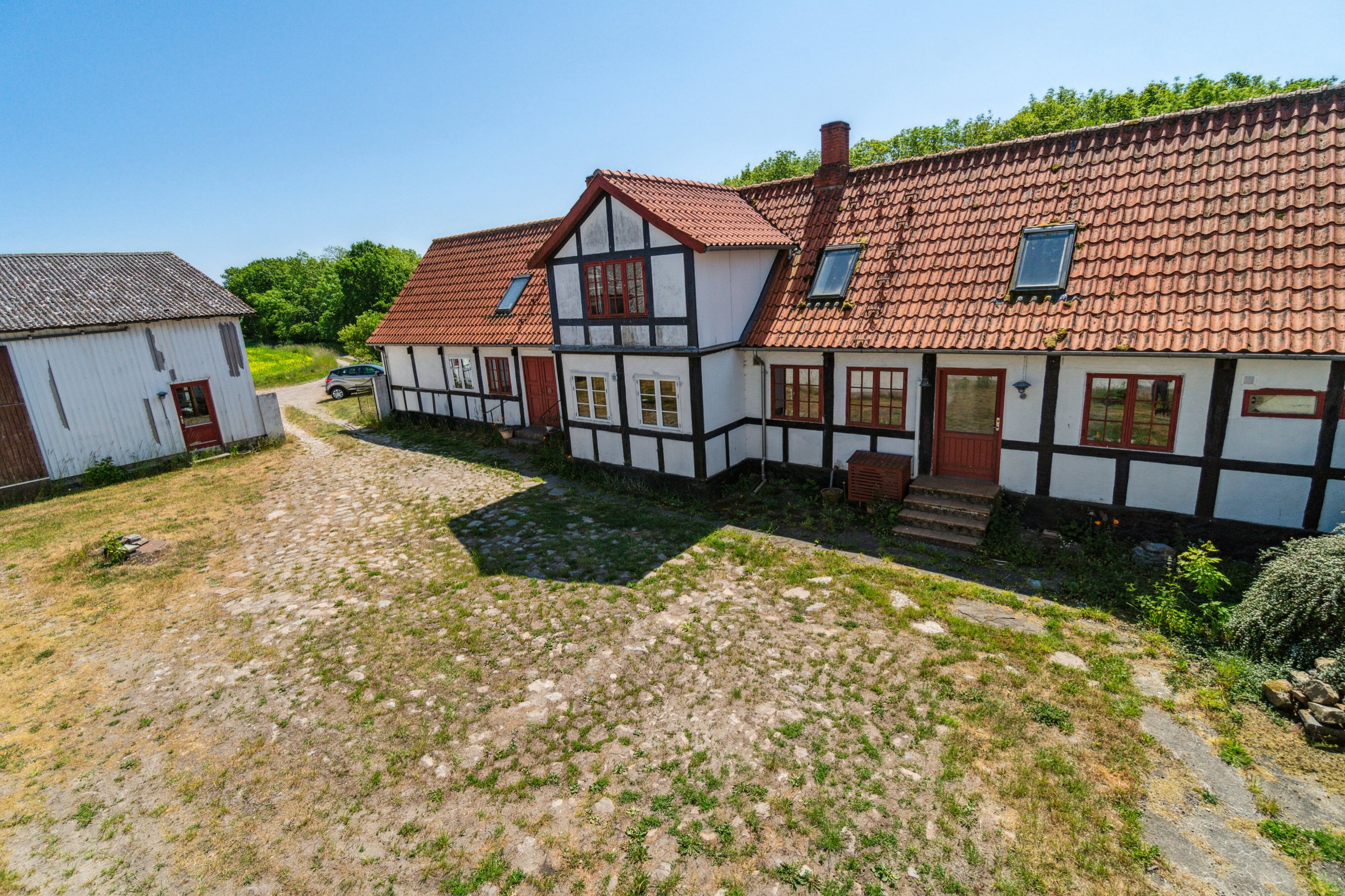 Fremhævet set fra haven billede i fuldskærmstilstand. Billede af Kalbyvejen 30, 3720 Aakirkeby