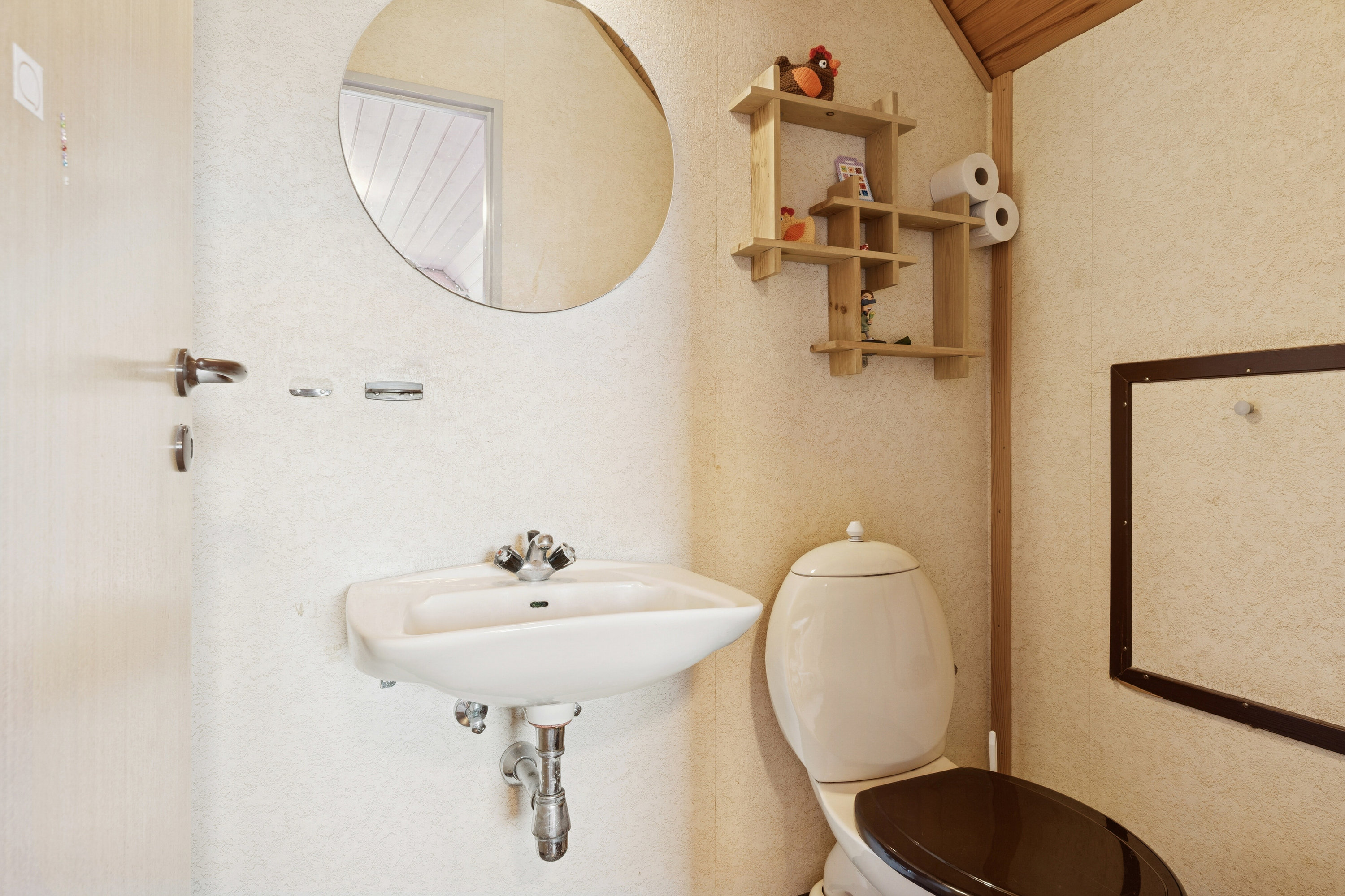 Fremhævet toilet billede i fuldskærmstilstand. Billede af Ulvmosevej 4, Lendum, 9870 Sindal