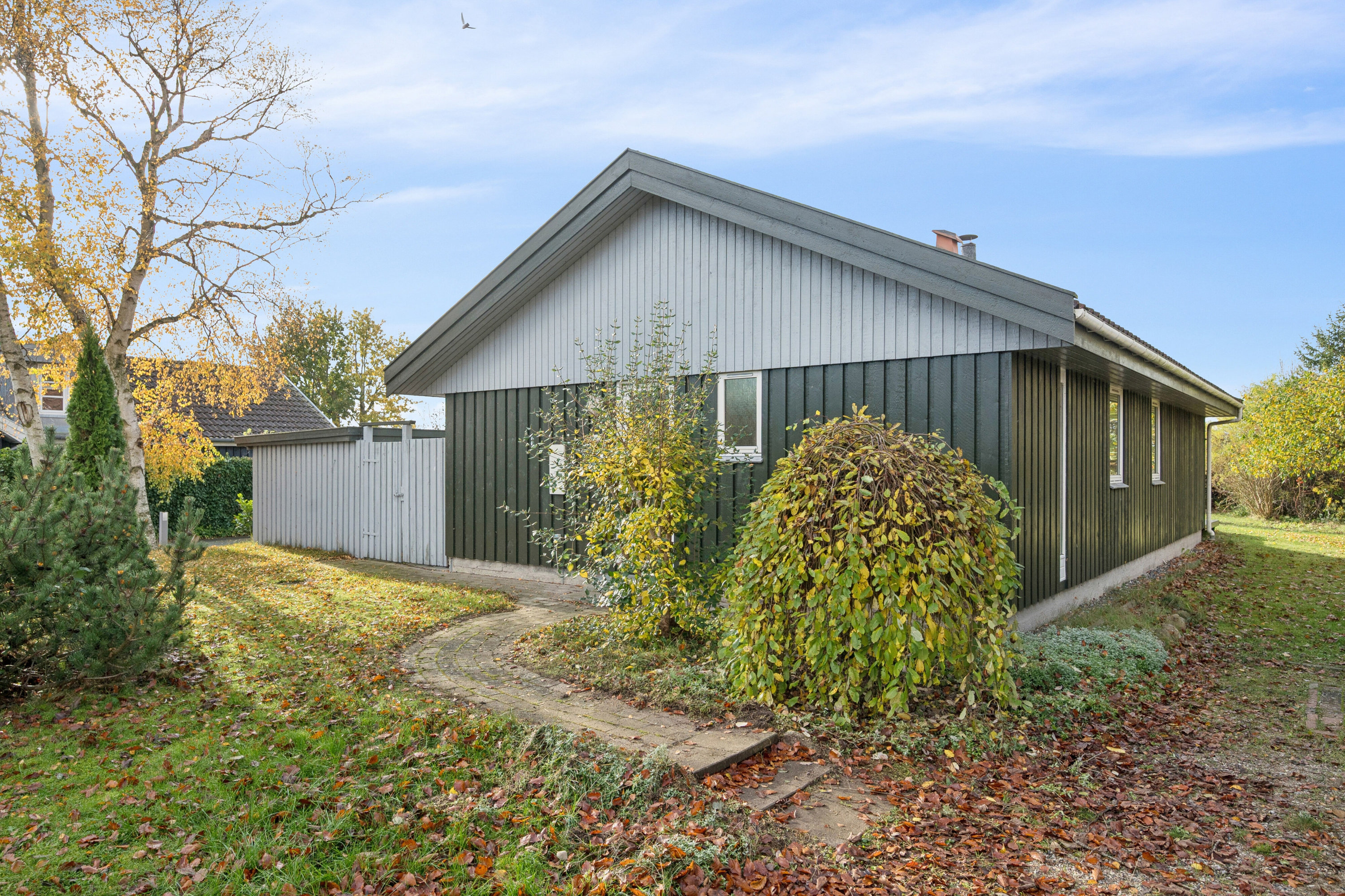 Fremhævet set fra vejen billede i fuldskærmstilstand. Billede af Svanevænget 23B, 4040 Jyllinge