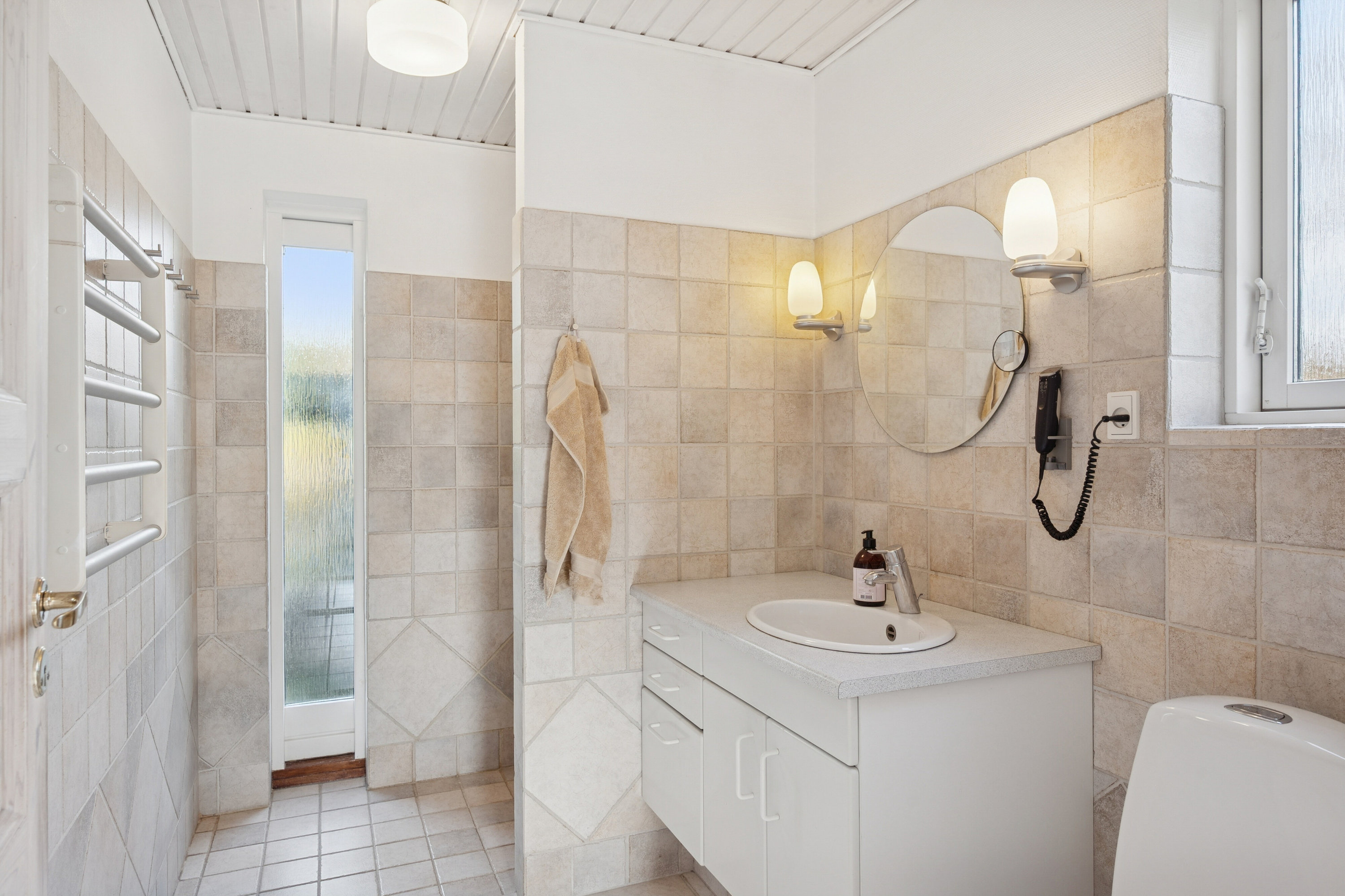 Fremhævet badeværelse billede i fuldskærmstilstand. Billede af Svanevænget 23B, 4040 Jyllinge