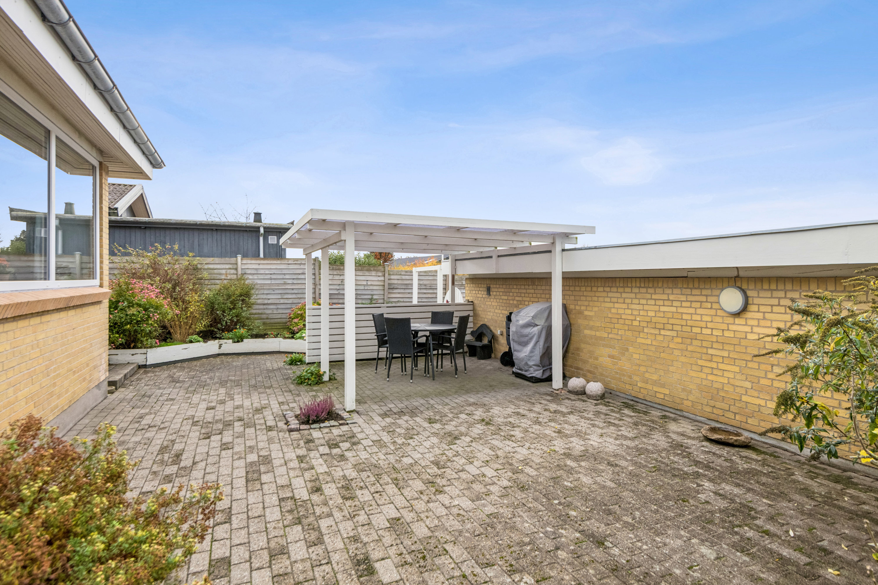 Fremhævet terrasse billede i fuldskærmstilstand. Billede af Dyssebakken 1, Gug, 9210 Aalborg SØ