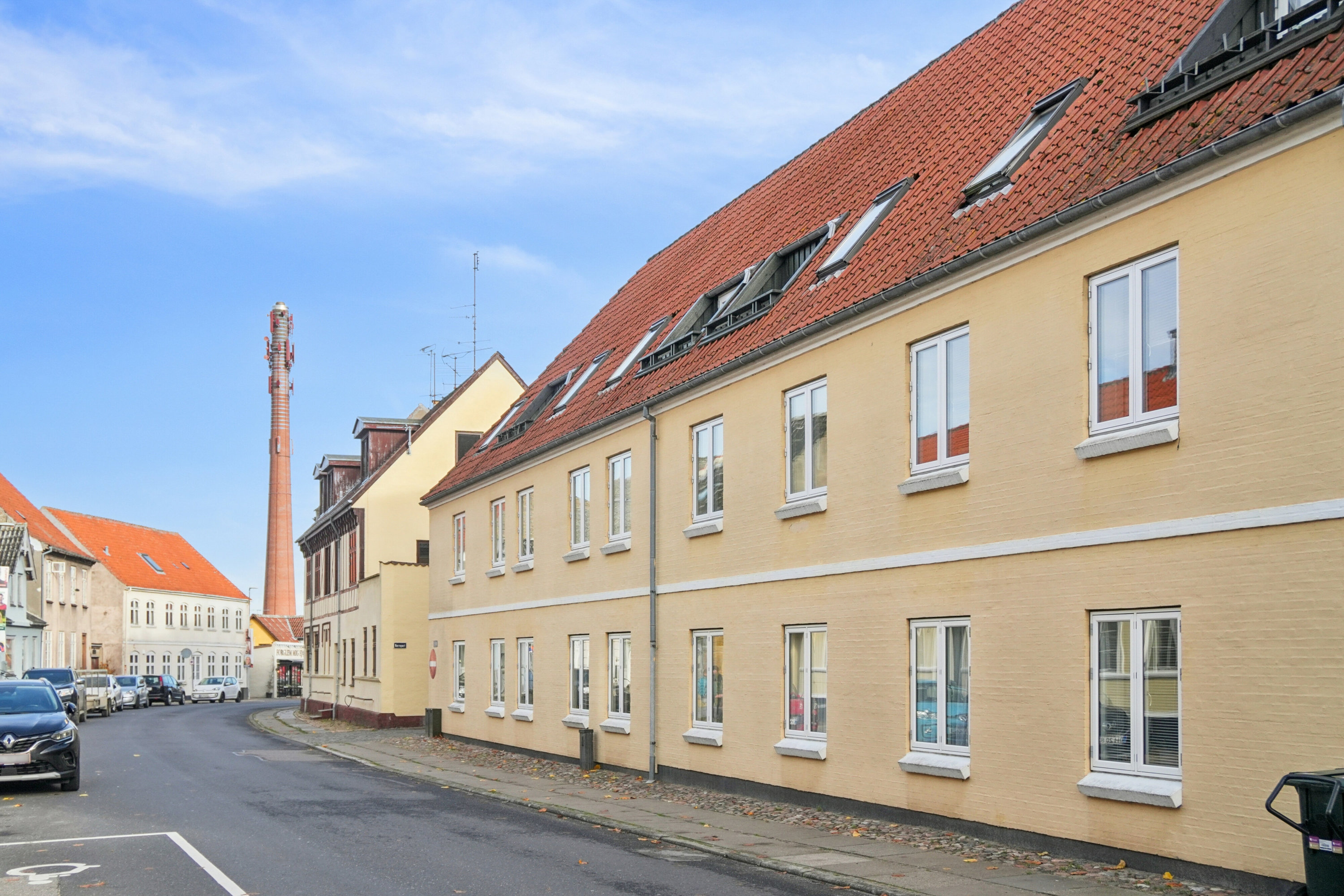 Fremhævet set fra vejen billede i fuldskærmstilstand. Billede af Nørreport 16, 1., 5900 Rudkøbing