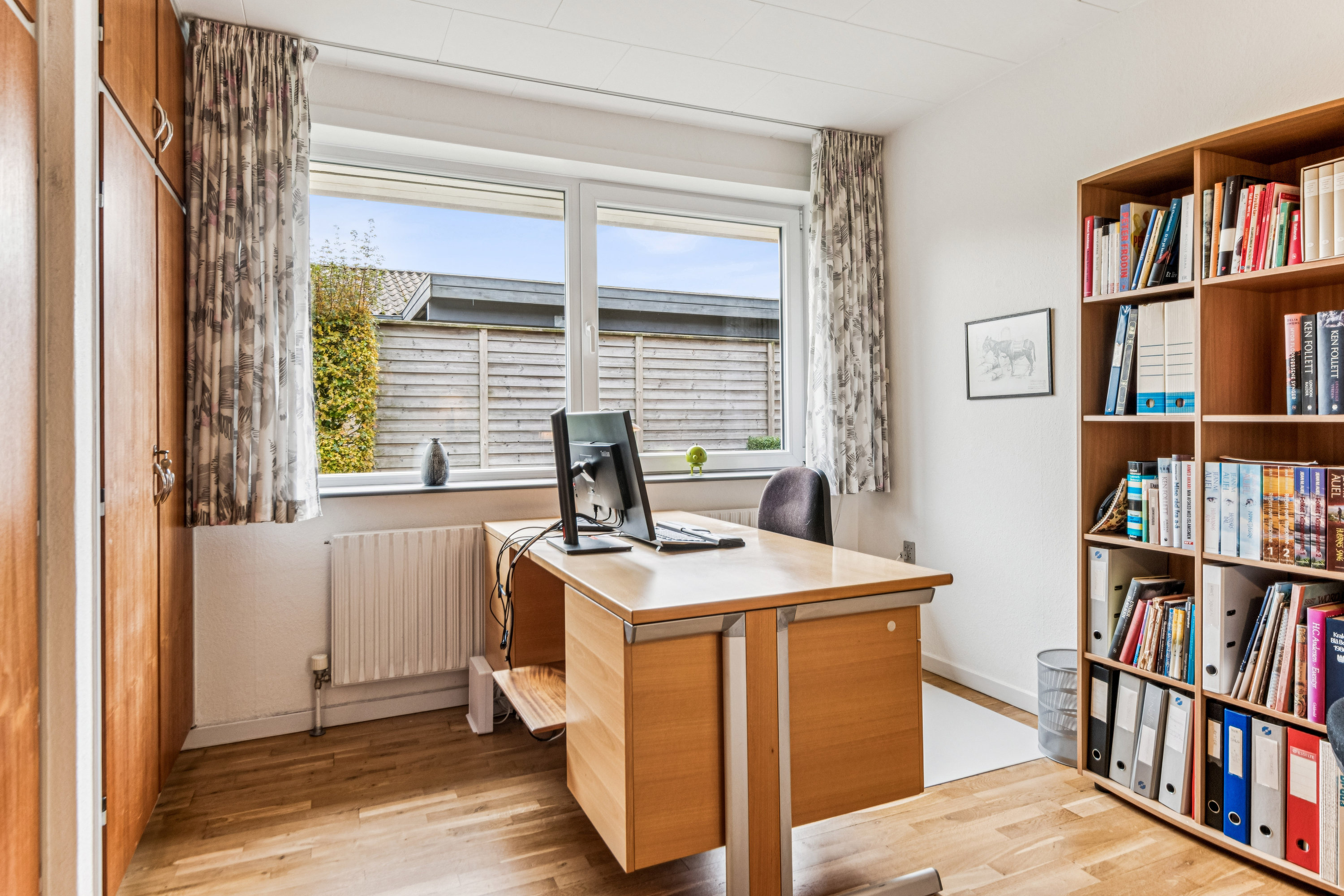 Fremhævet stue billede i fuldskærmstilstand. Billede af Dyssebakken 1, Gug, 9210 Aalborg SØ