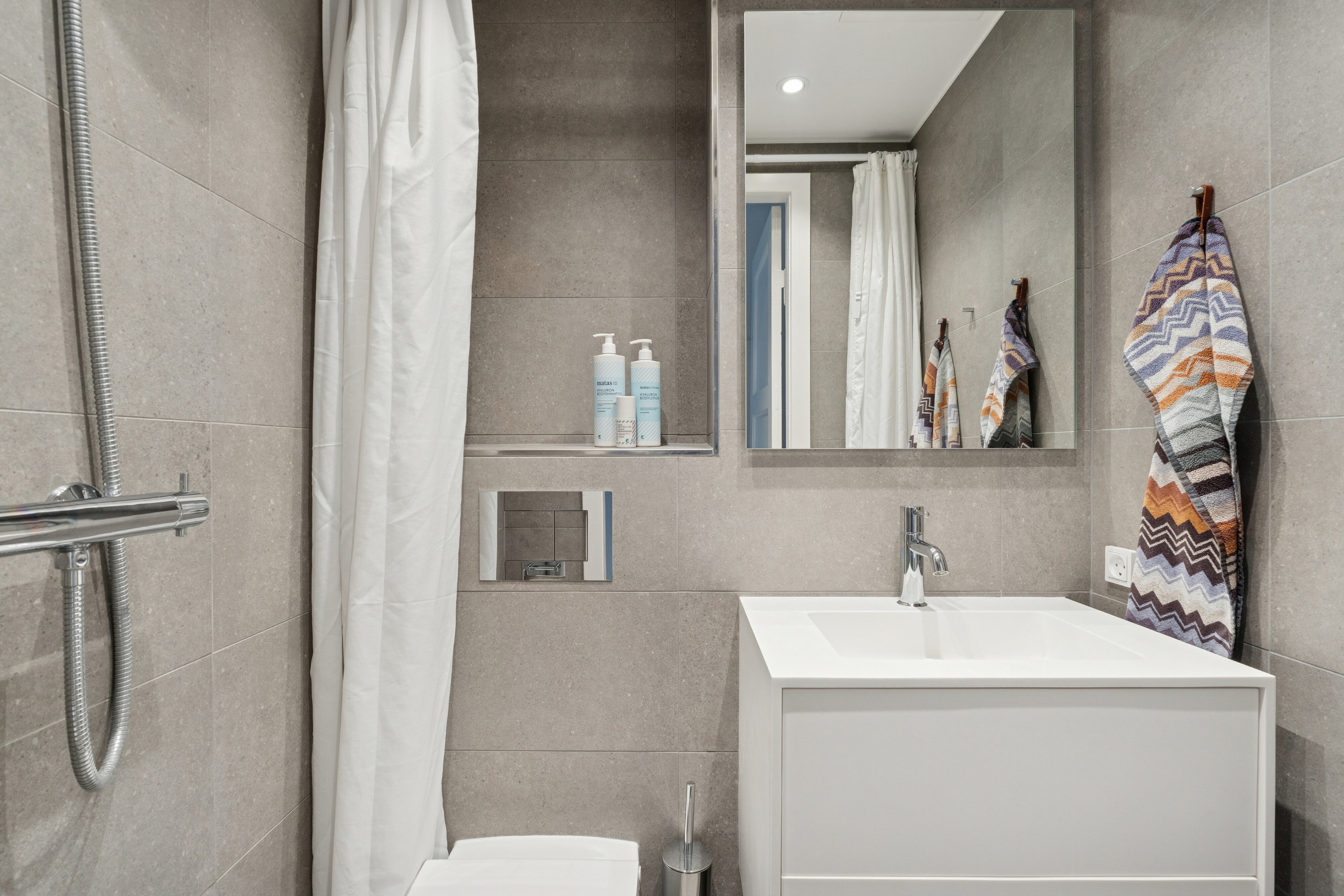 Fremhævet badeværelse billede i fuldskærmstilstand. Billede af Frederiksdalsvej 105E, 1. th., 2830 Virum