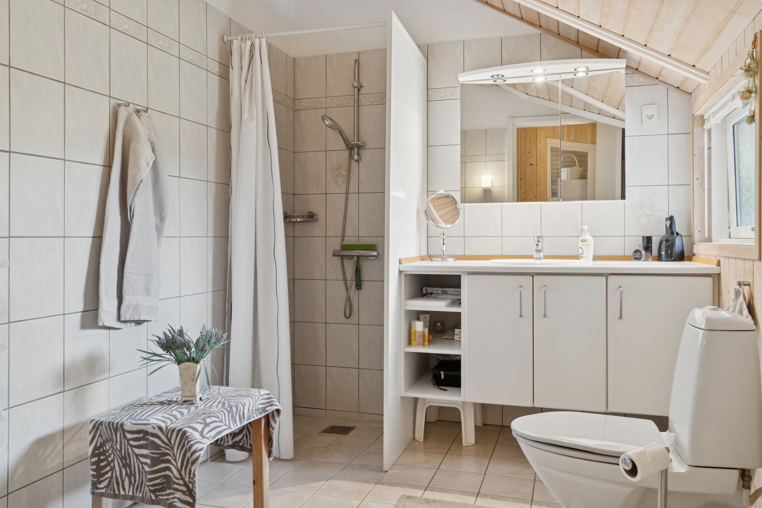 Fremhævet badeværelse billede i fuldskærmstilstand. Billede af Pilehaven 2, Ferslev, 4050 Skibby