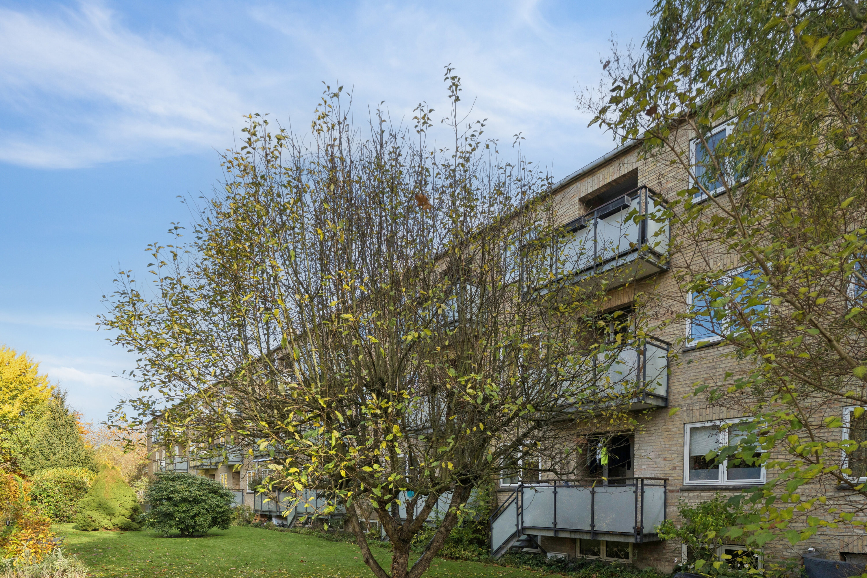 Fremhævet facade billede i fuldskærmstilstand. Billede af Frederiksdalsvej 105E, 1. th., 2830 Virum