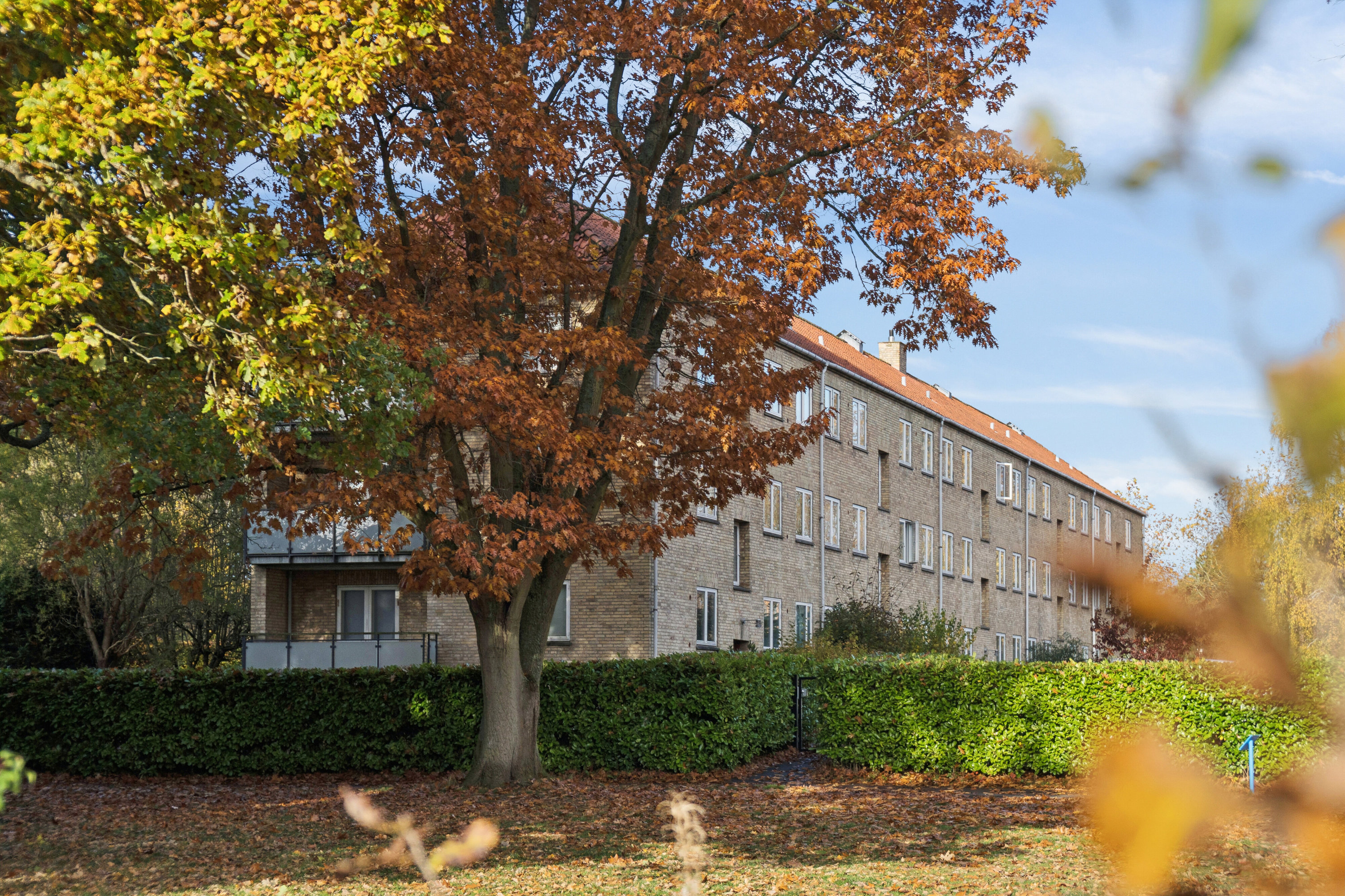 Fremhævet facade billede i fuldskærmstilstand. Billede af Frederiksdalsvej 105E, 1. th., 2830 Virum