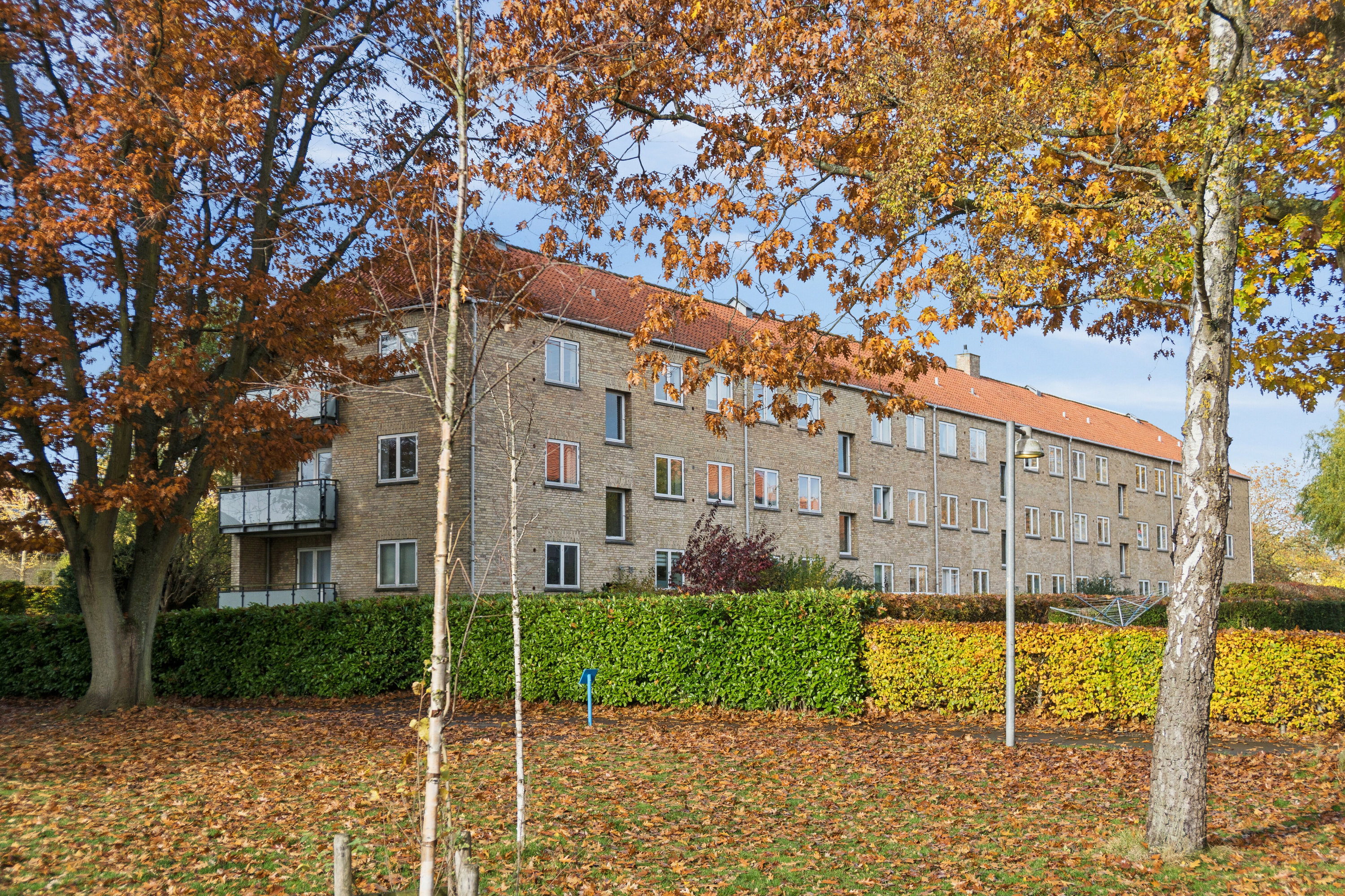 Fremhævet facade billede i fuldskærmstilstand. Billede af Frederiksdalsvej 105E, 1. th., 2830 Virum
