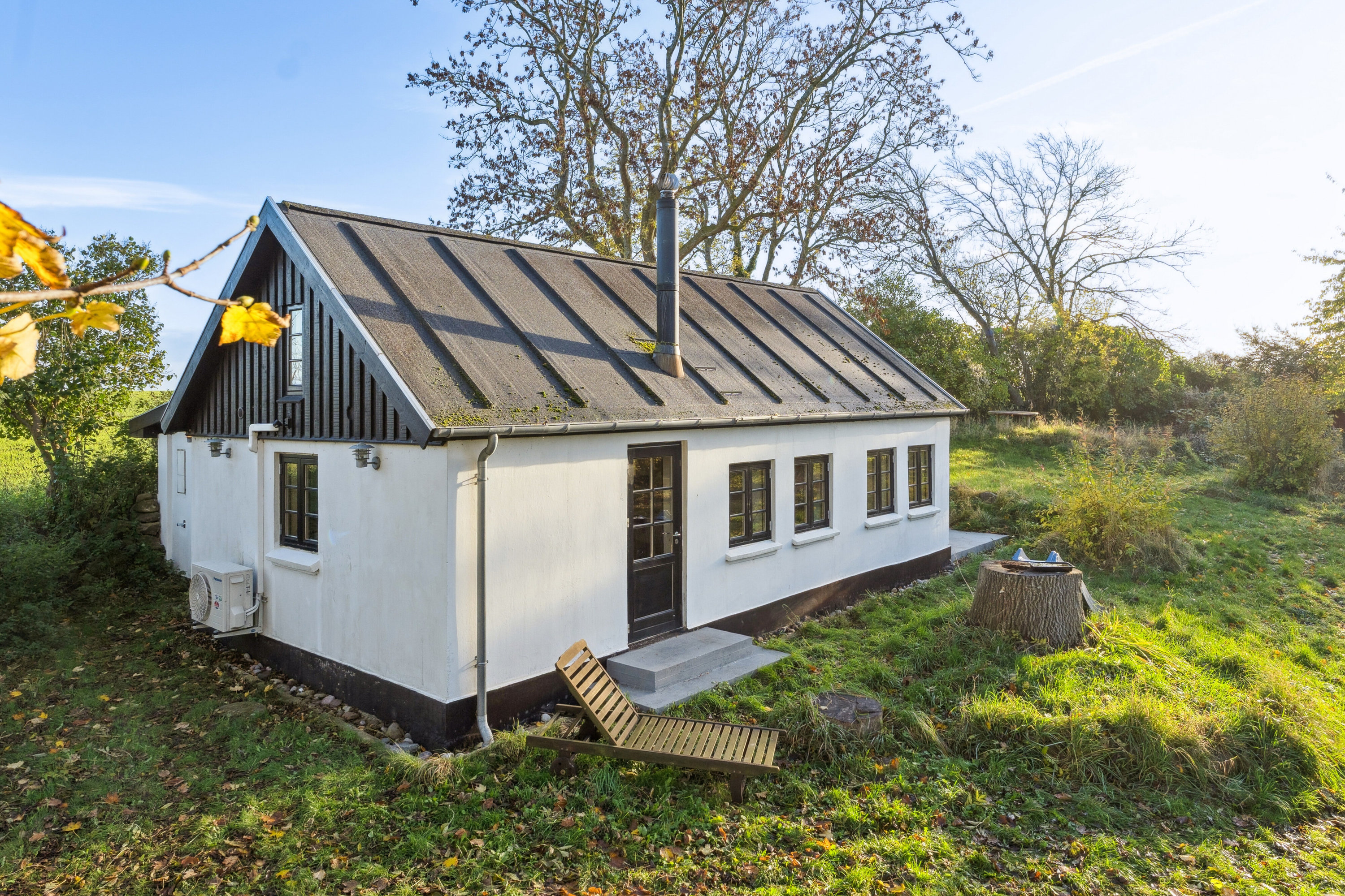 Miniaturebillede 1: set fra vejen. Billede af Lillesøvej 6, 4400 Kalundborg