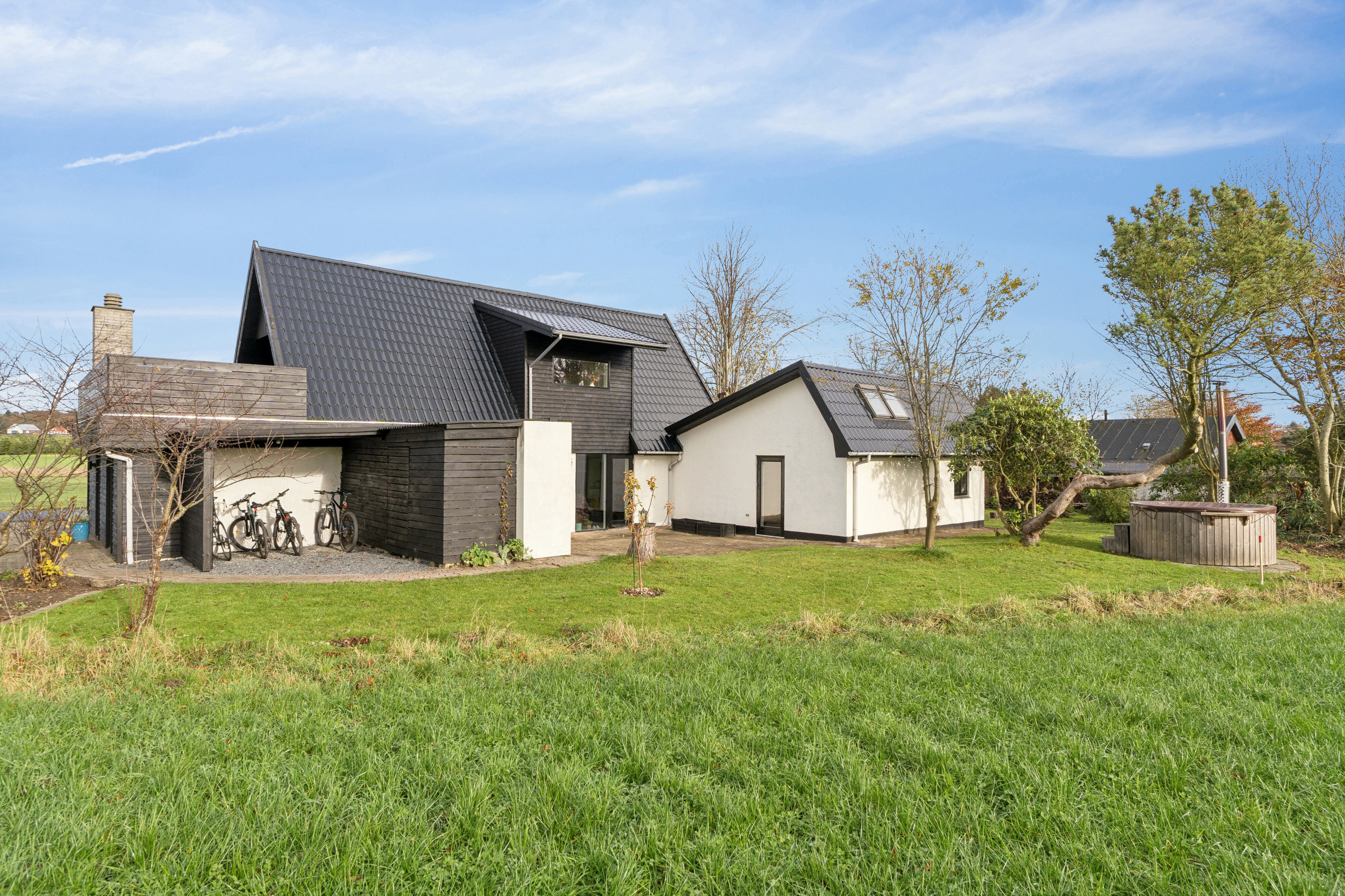 Fremhævet set fra haven billede i fuldskærmstilstand. Billede af Sinding Hedevej 22, 8600 Silkeborg