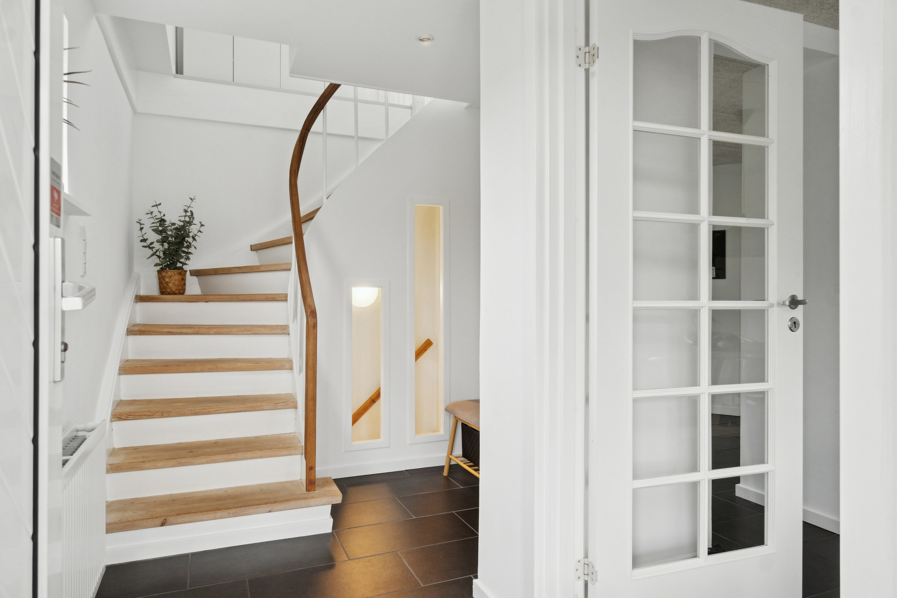 Fremhævet trappe billede i fuldskærmstilstand. Billede af Katrinevej 9, Gimlinge, 4200 Slagelse