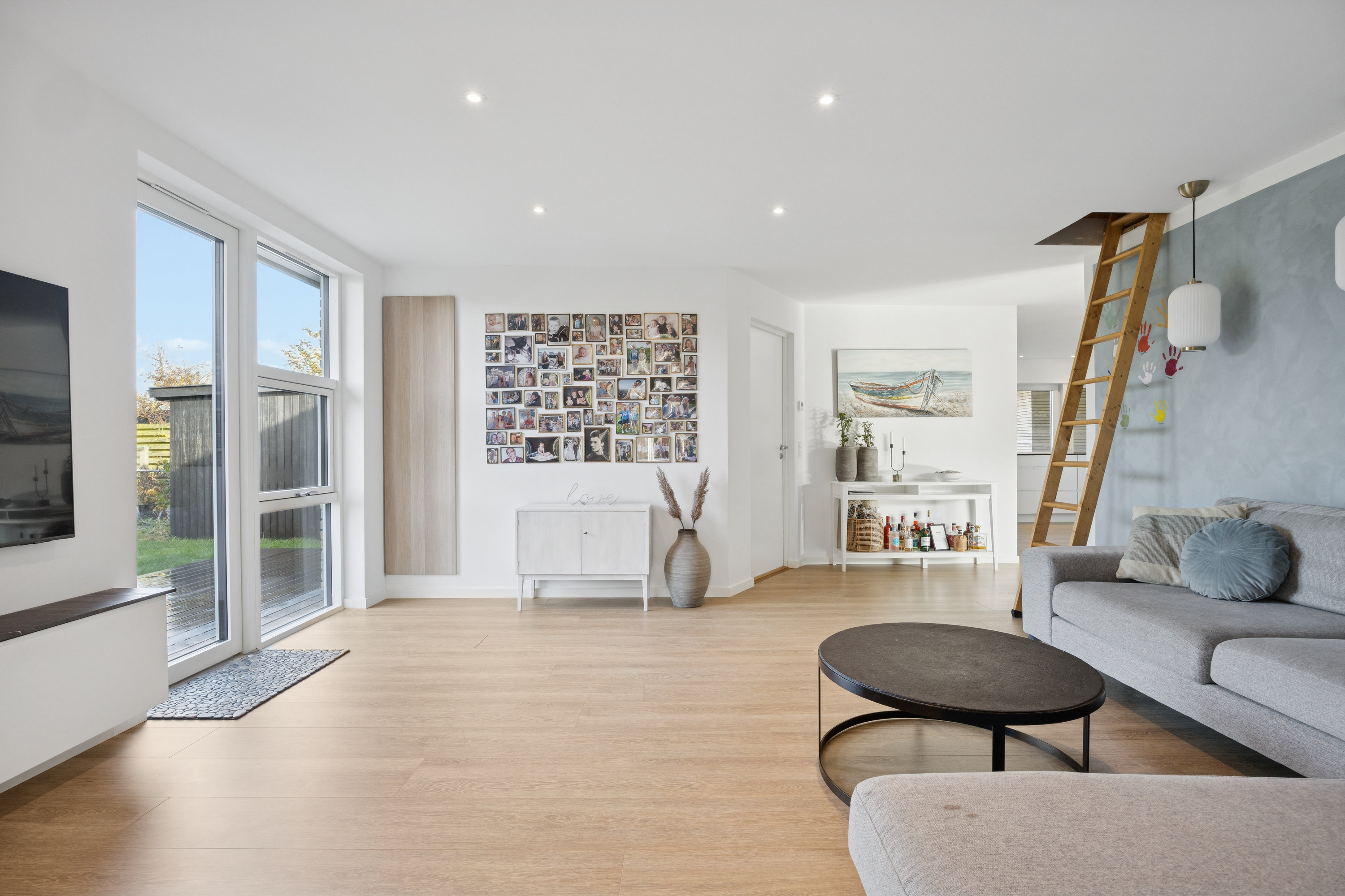 Fremhævet stue billede i fuldskærmstilstand. Billede af Toftholmsvej 18, 2690 Karlslunde