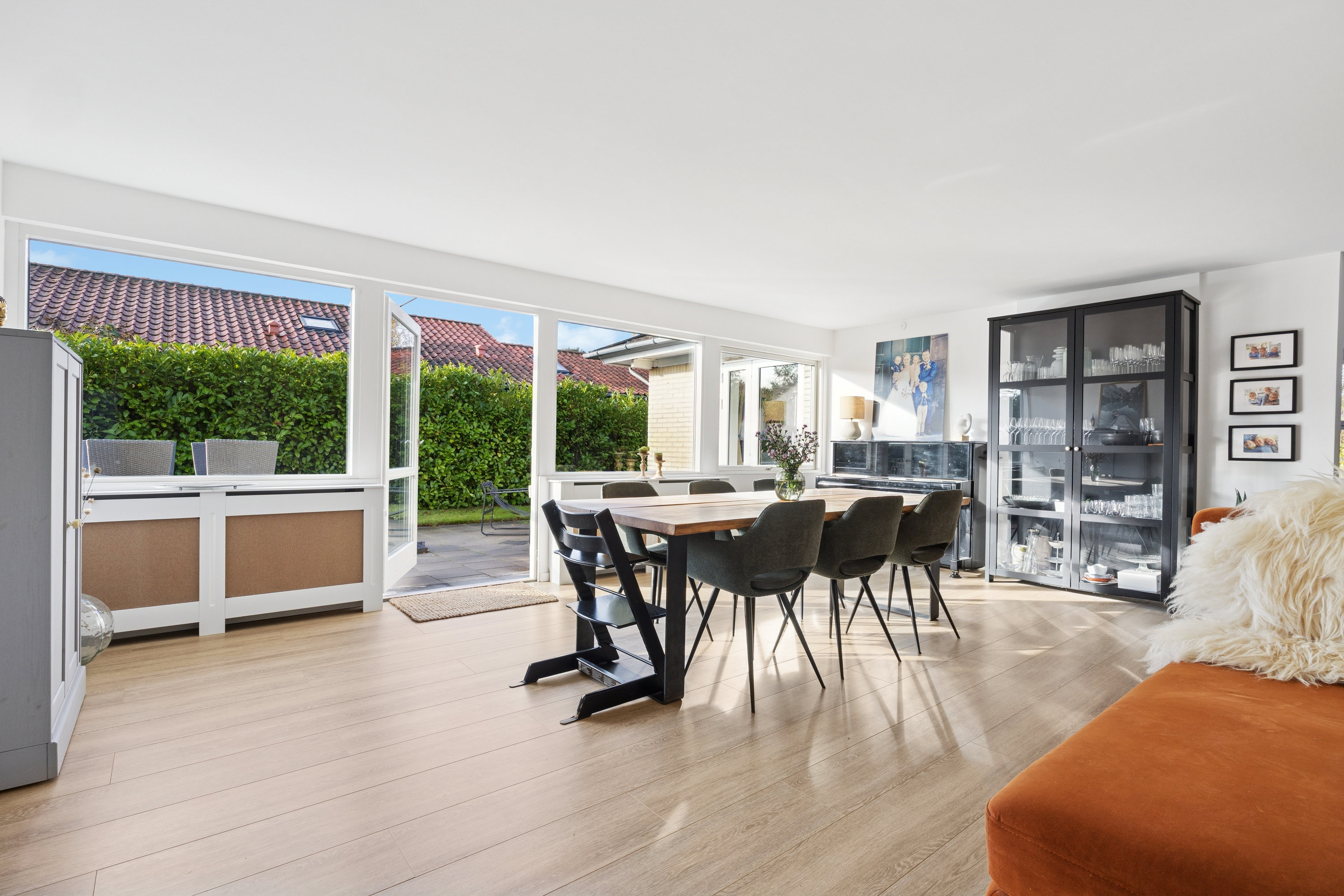 Fremhævet stue billede i fuldskærmstilstand. Billede af Toftholmsvej 18, 2690 Karlslunde