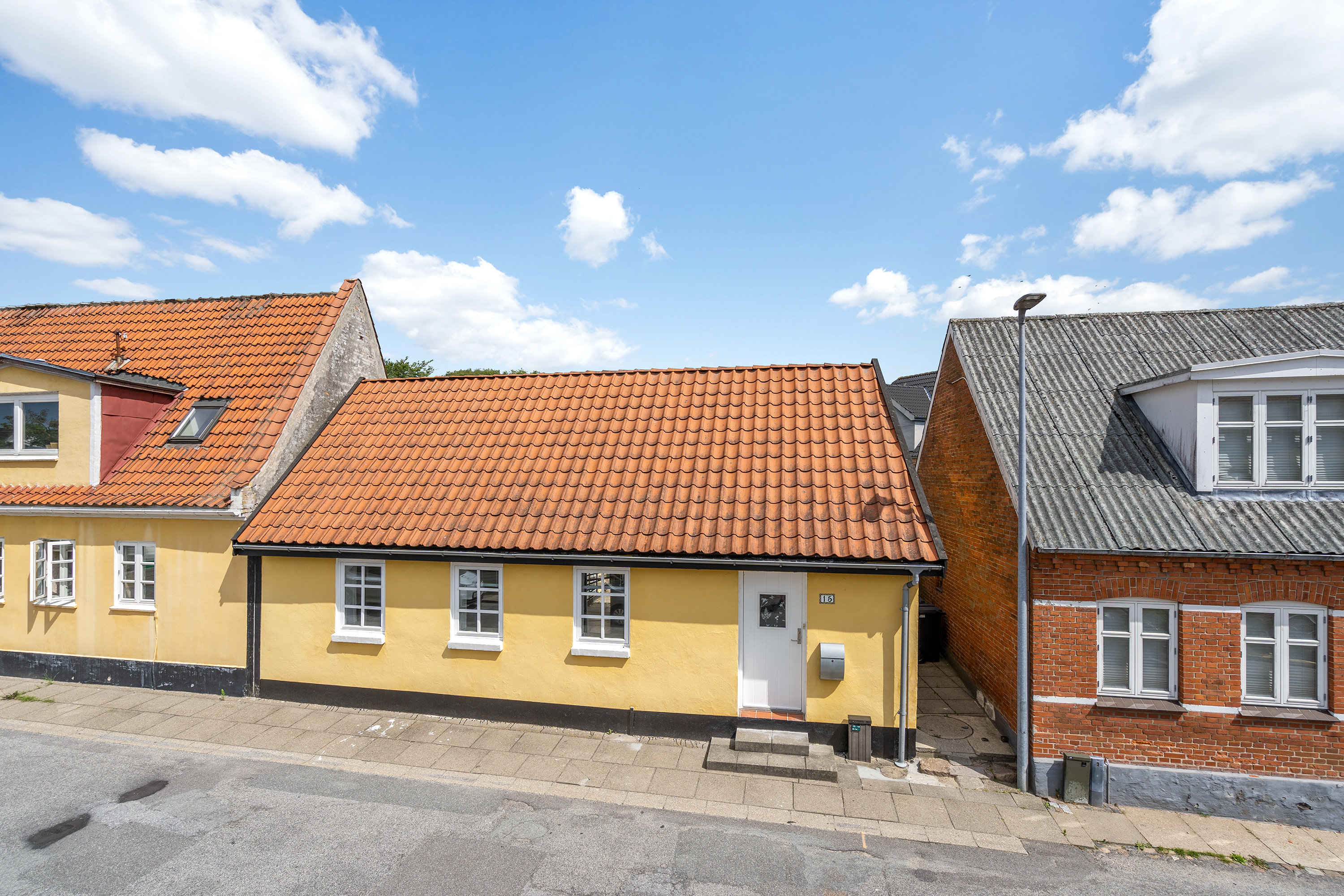 Fremhævet set fra vejen billede i fuldskærmstilstand. Billede af Overgade 15, 9800 Hjørring