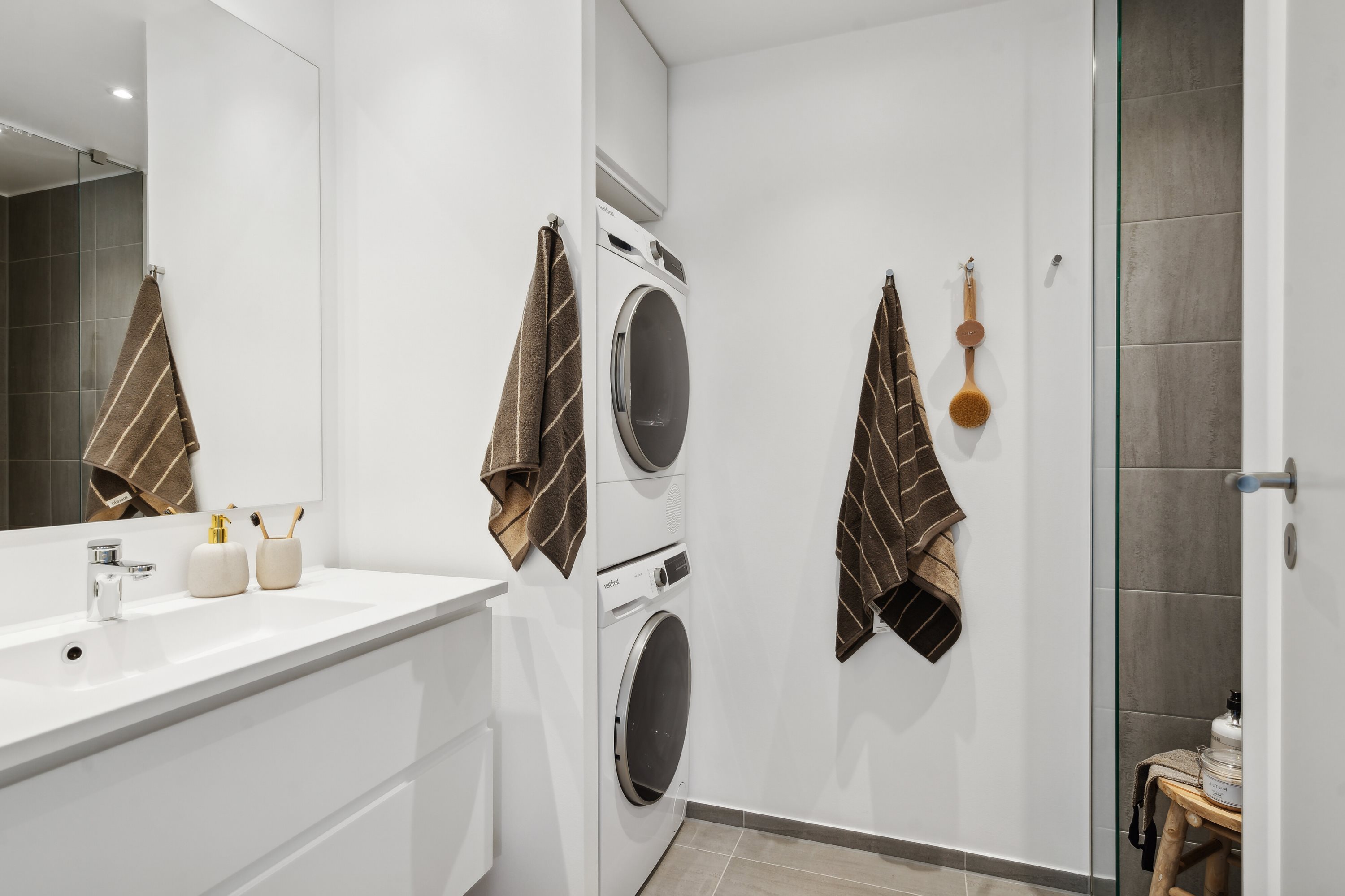 Fremhævet badeværelse billede i fuldskærmstilstand. Billede af Midgårdsvej 2, st.. tv., 5200 Odense V