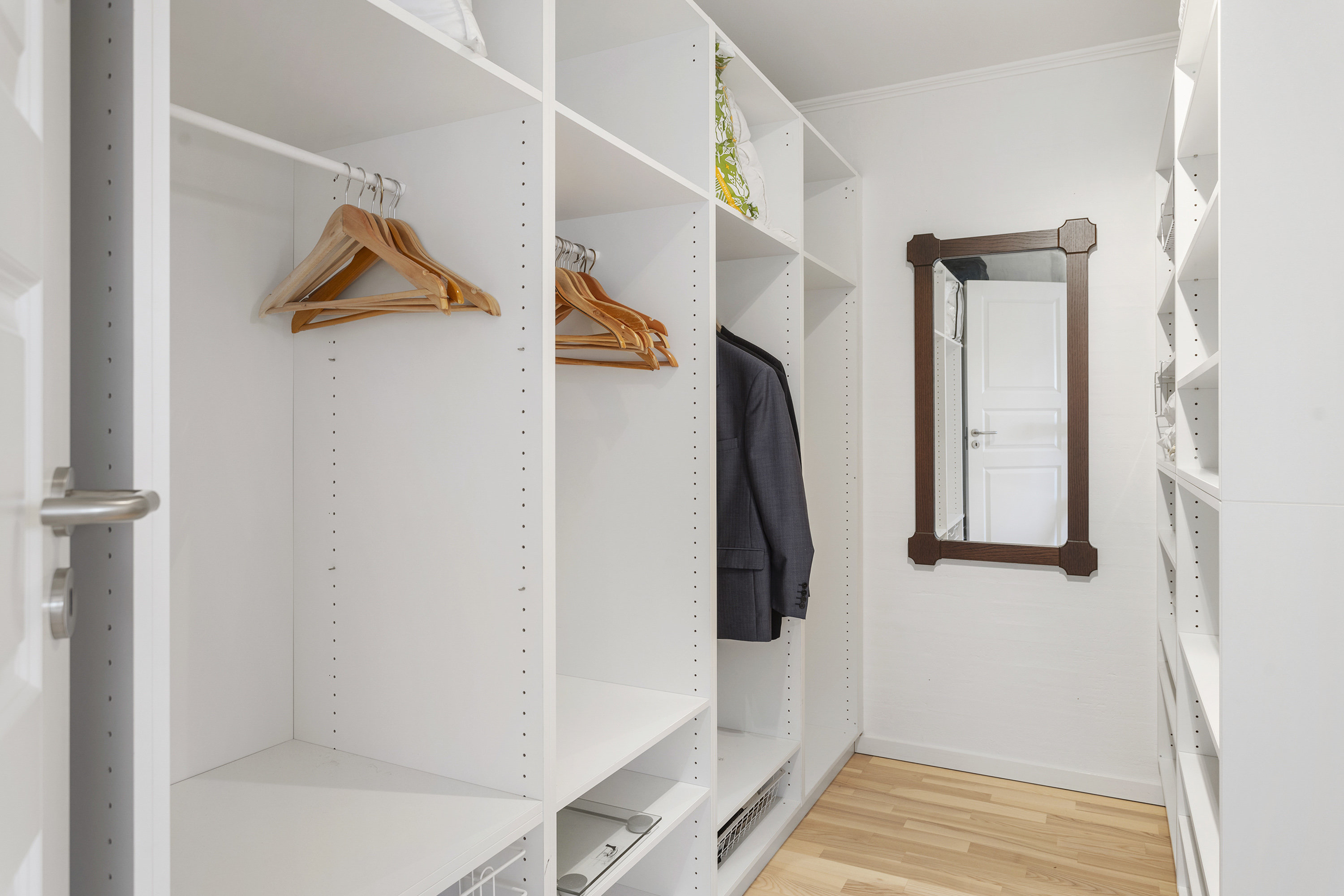 Fremhævet walkin closet billede i fuldskærmstilstand. Billede af Rigelvej 22, Kilden, 9900 Frederikshavn