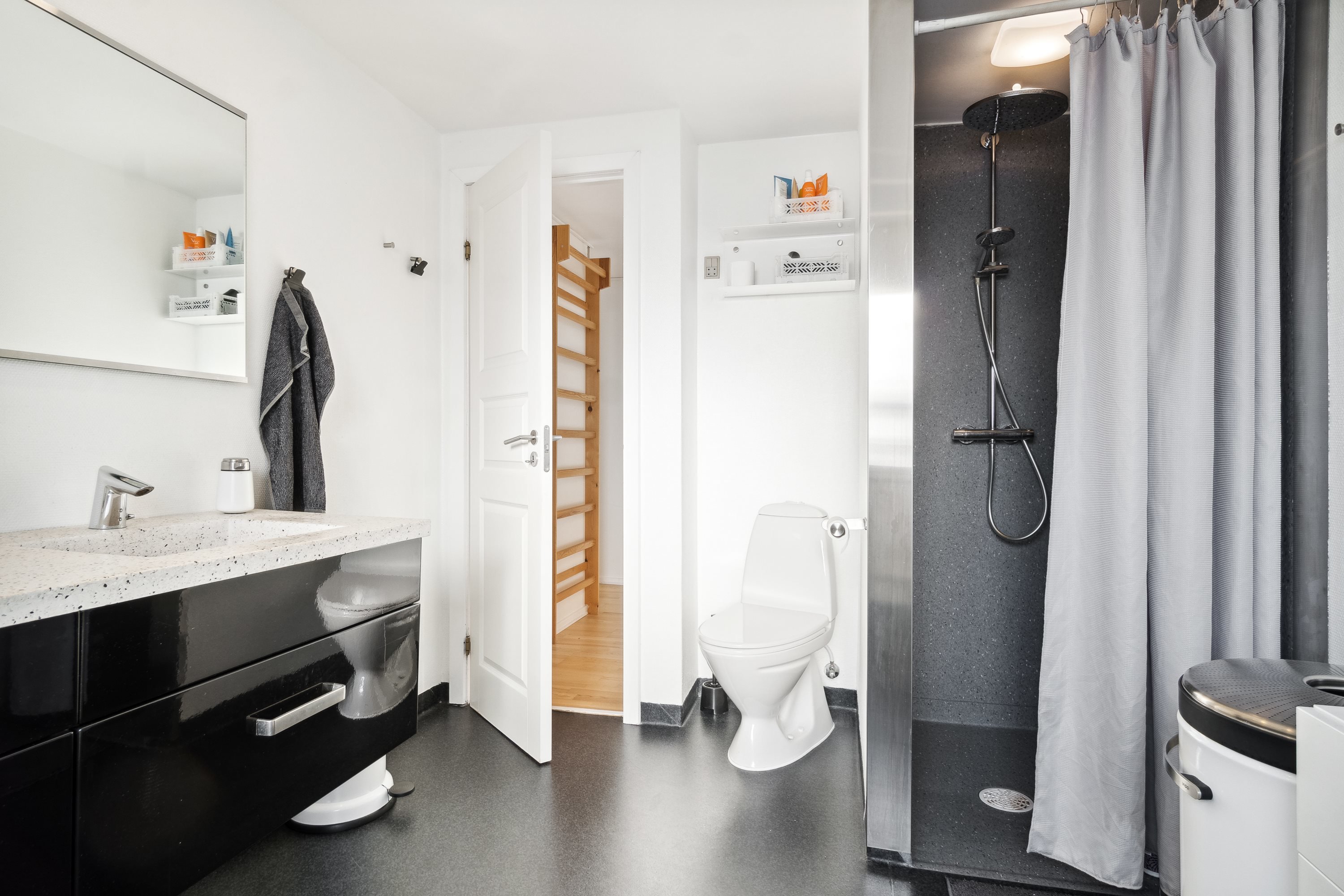 Fremhævet badeværelse billede i fuldskærmstilstand. Billede af Kompagnigade 12A, 7800 Skive