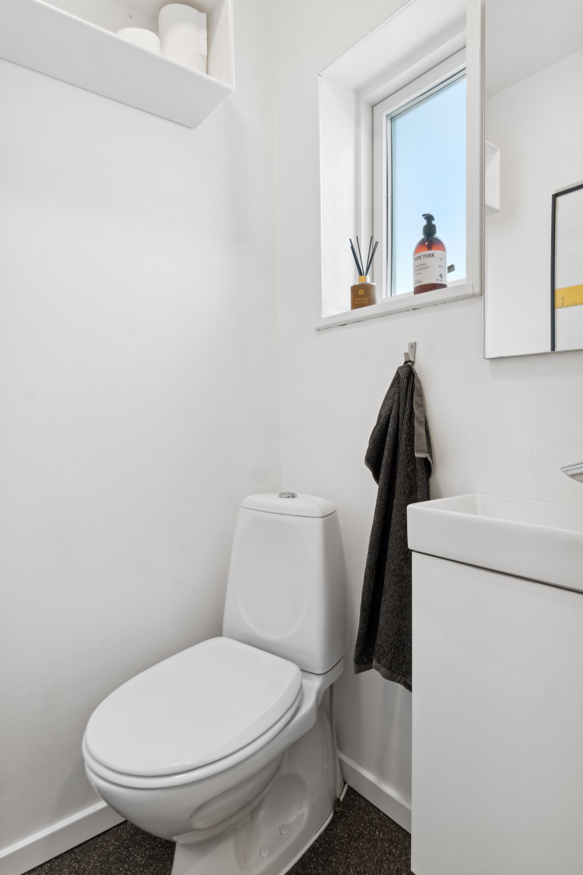 Fremhævet wc billede i fuldskærmstilstand. Billede af Kompagnigade 12A, 7800 Skive