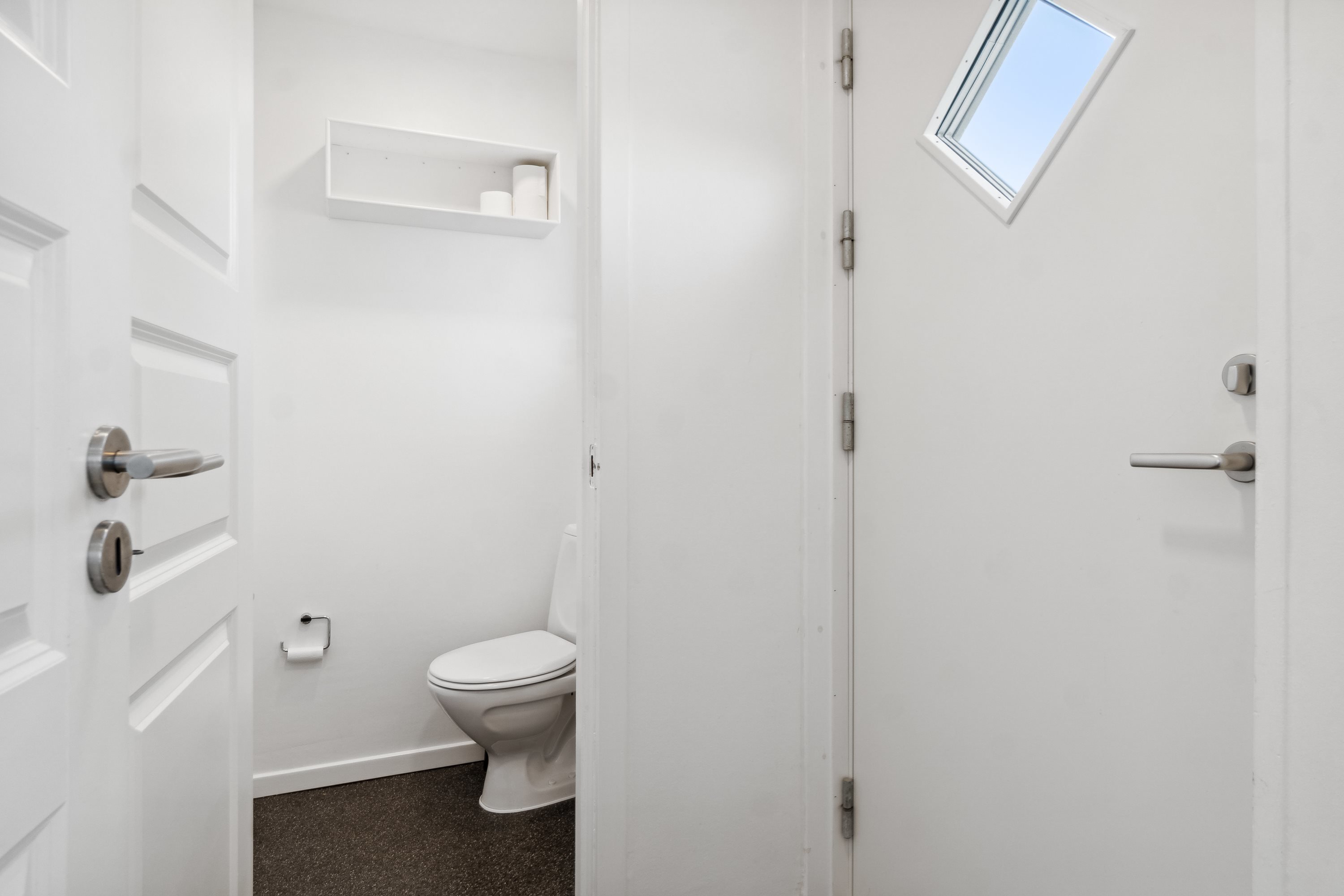 Fremhævet wc billede i fuldskærmstilstand. Billede af Kompagnigade 12A, 7800 Skive