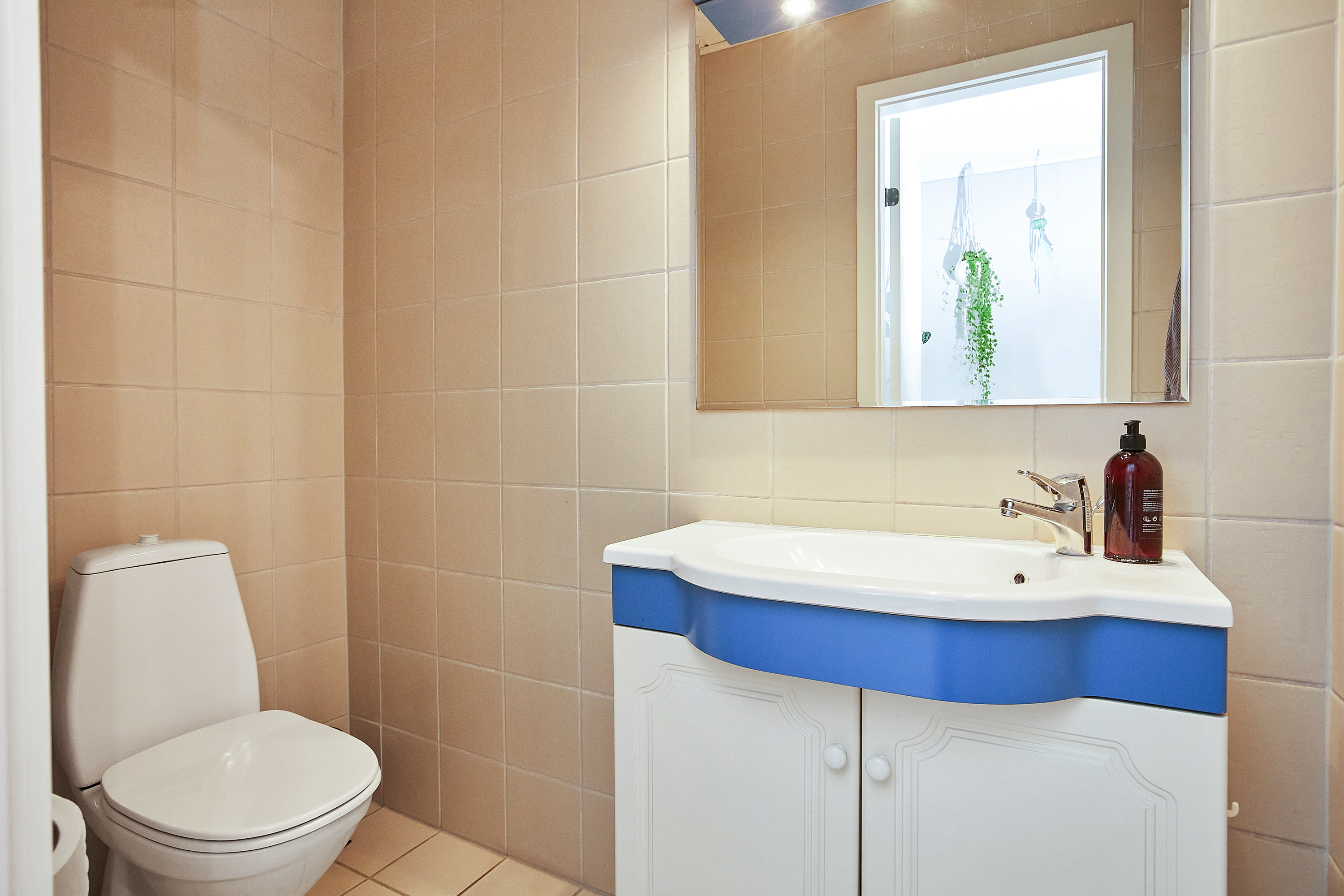 Fremhævet badeværelse billede i fuldskærmstilstand. Billede af Bakkegårdsparken 4, 7171 Uldum