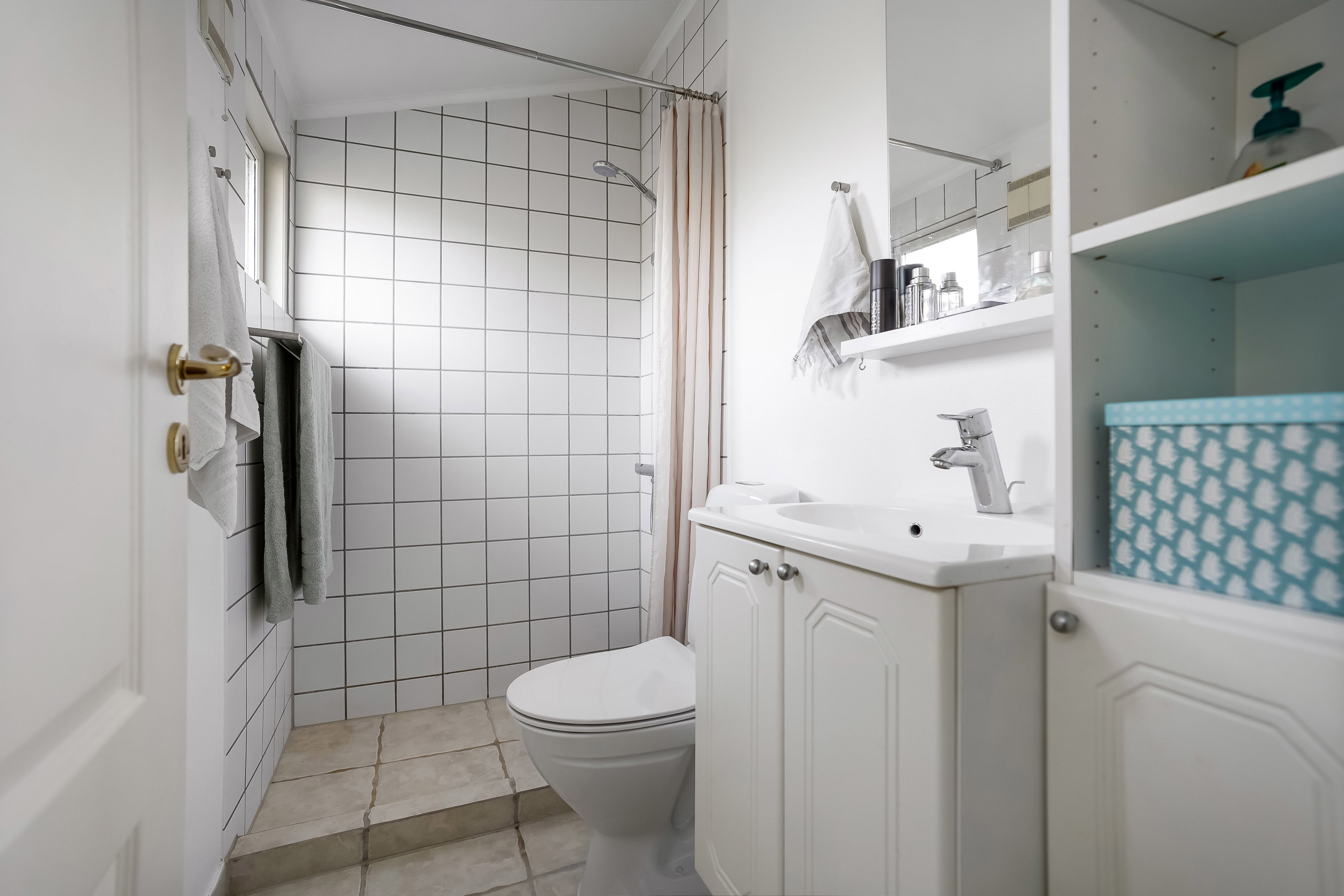 Fremhævet badeværelse billede i fuldskærmstilstand. Billede af Røllikevej 39, 5300 Kerteminde