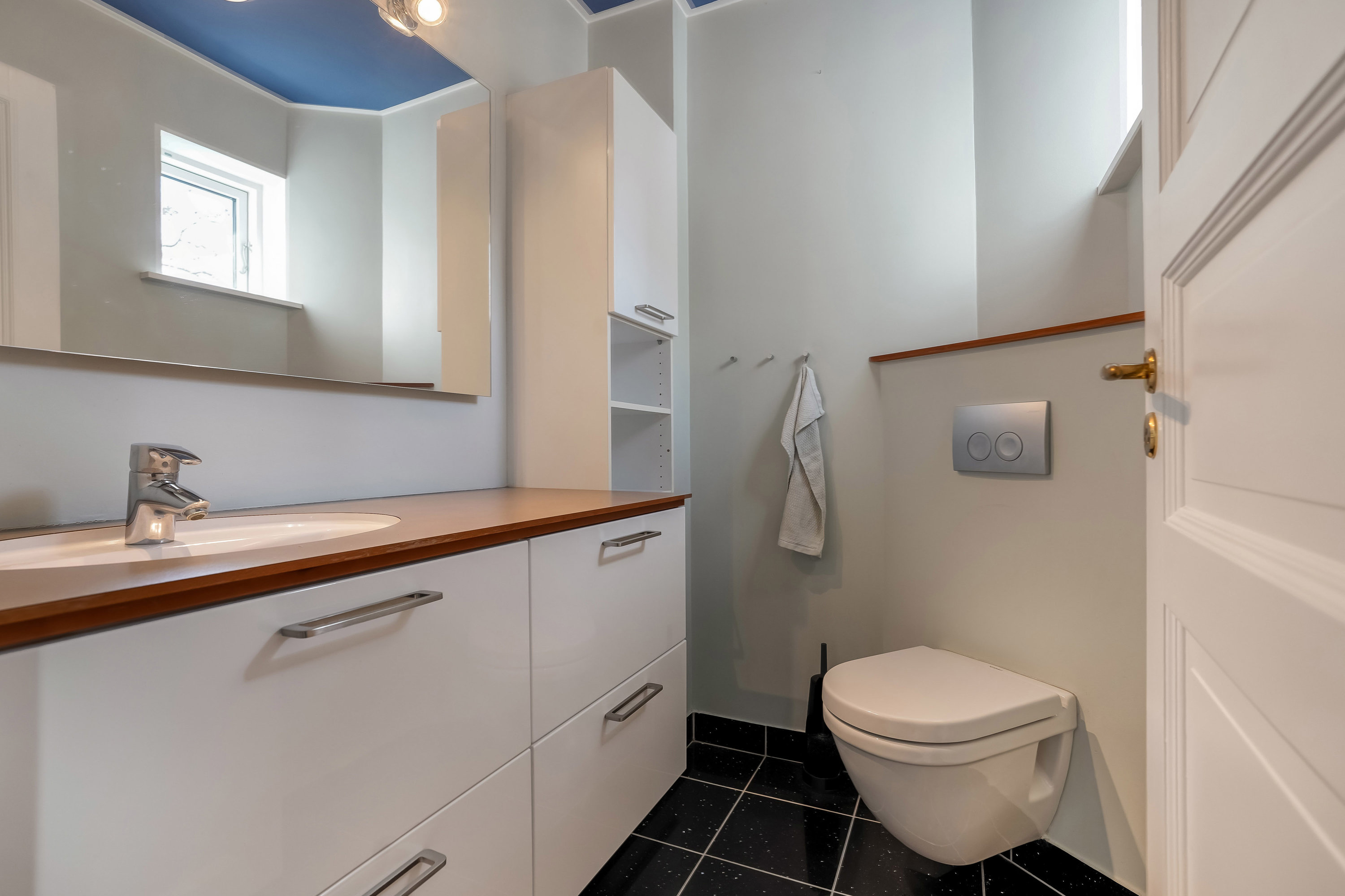 Fremhævet toilet billede i fuldskærmstilstand. Billede af Møllebakken 6, 5300 Kerteminde