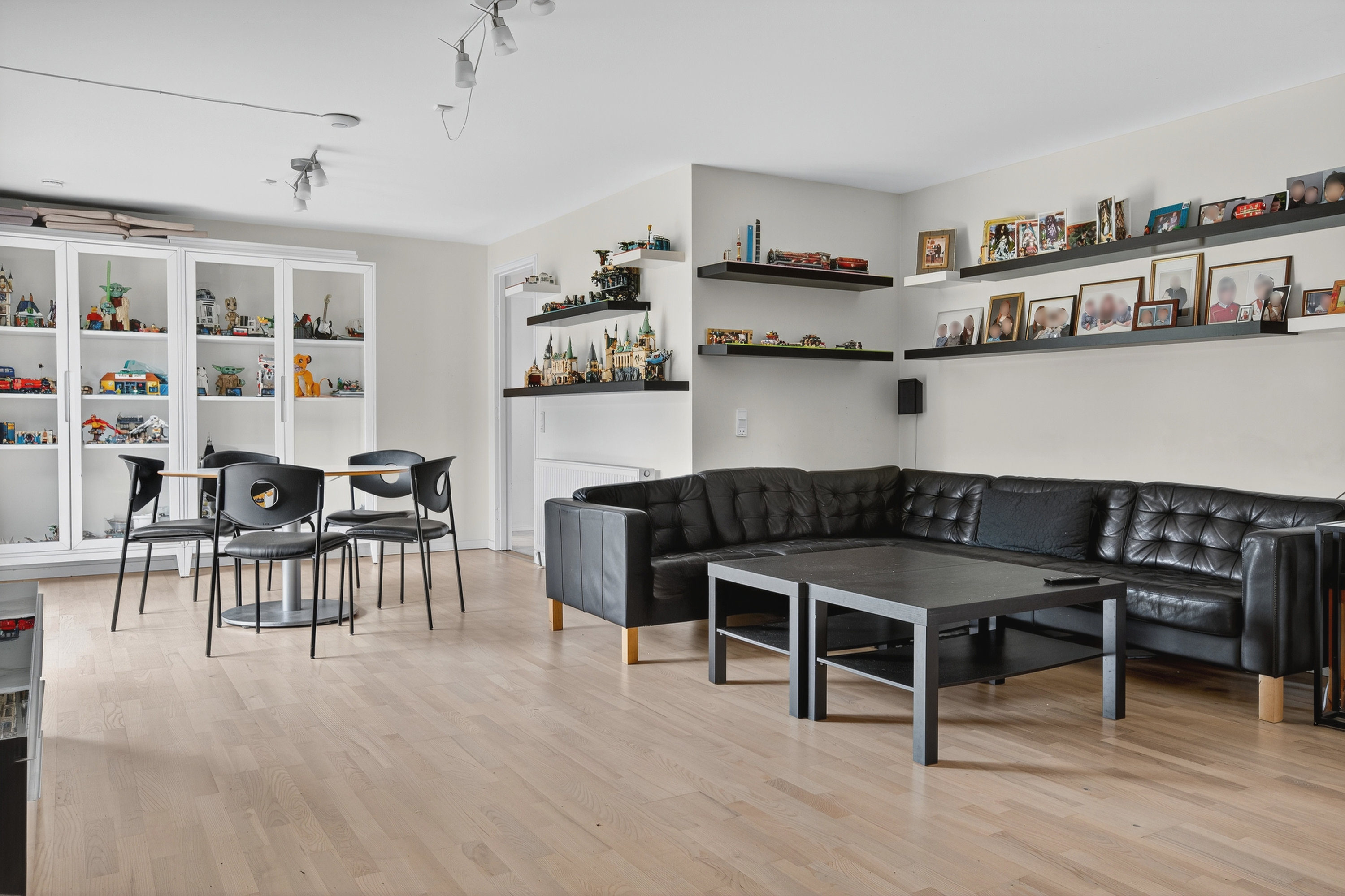 Fremhævet stue billede i fuldskærmstilstand. Billede af Gjørdingvej 8, 2760 Måløv