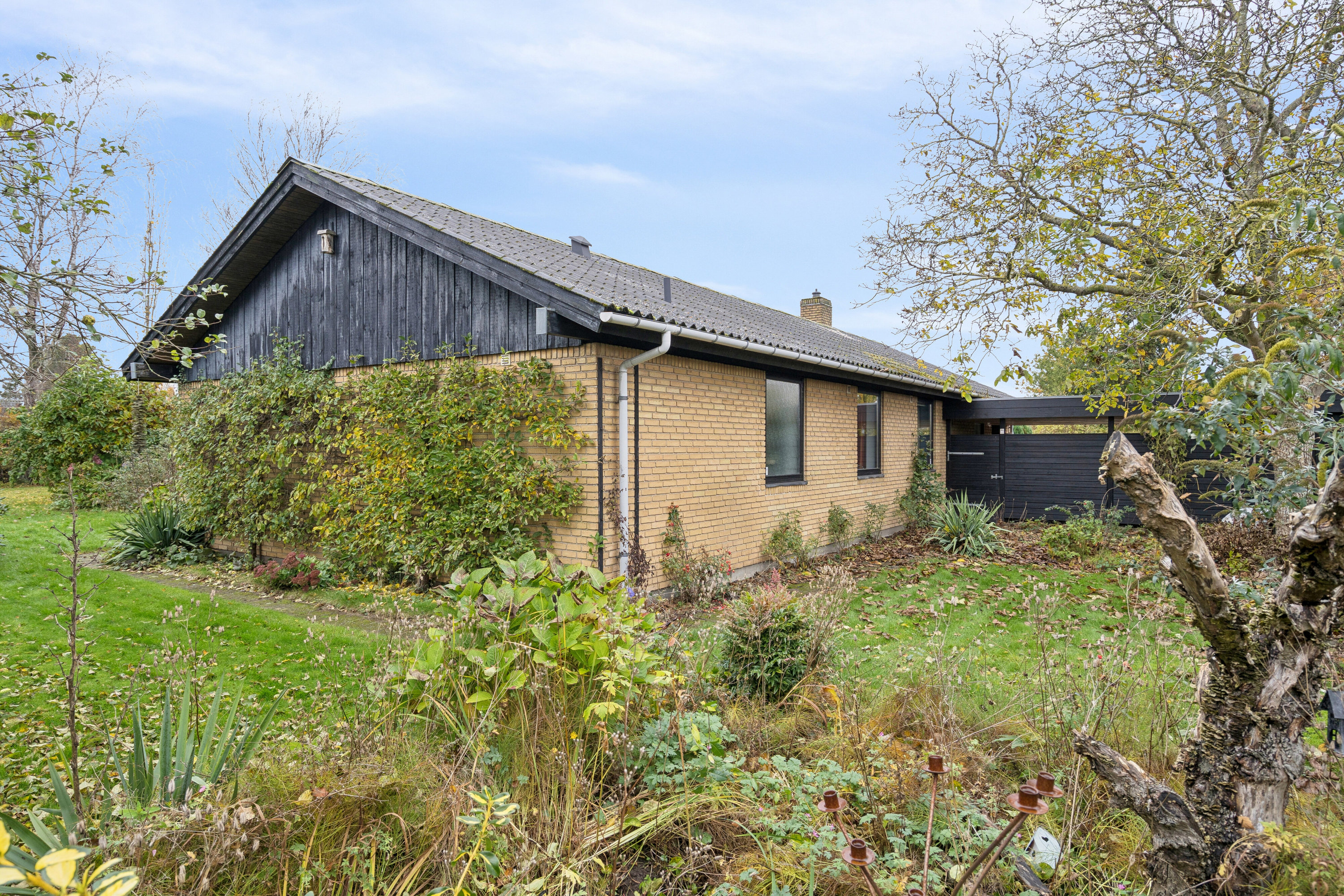 Fremhævet set fra haven billede i fuldskærmstilstand. Billede af Hyrdehøj 10, 4690 Haslev