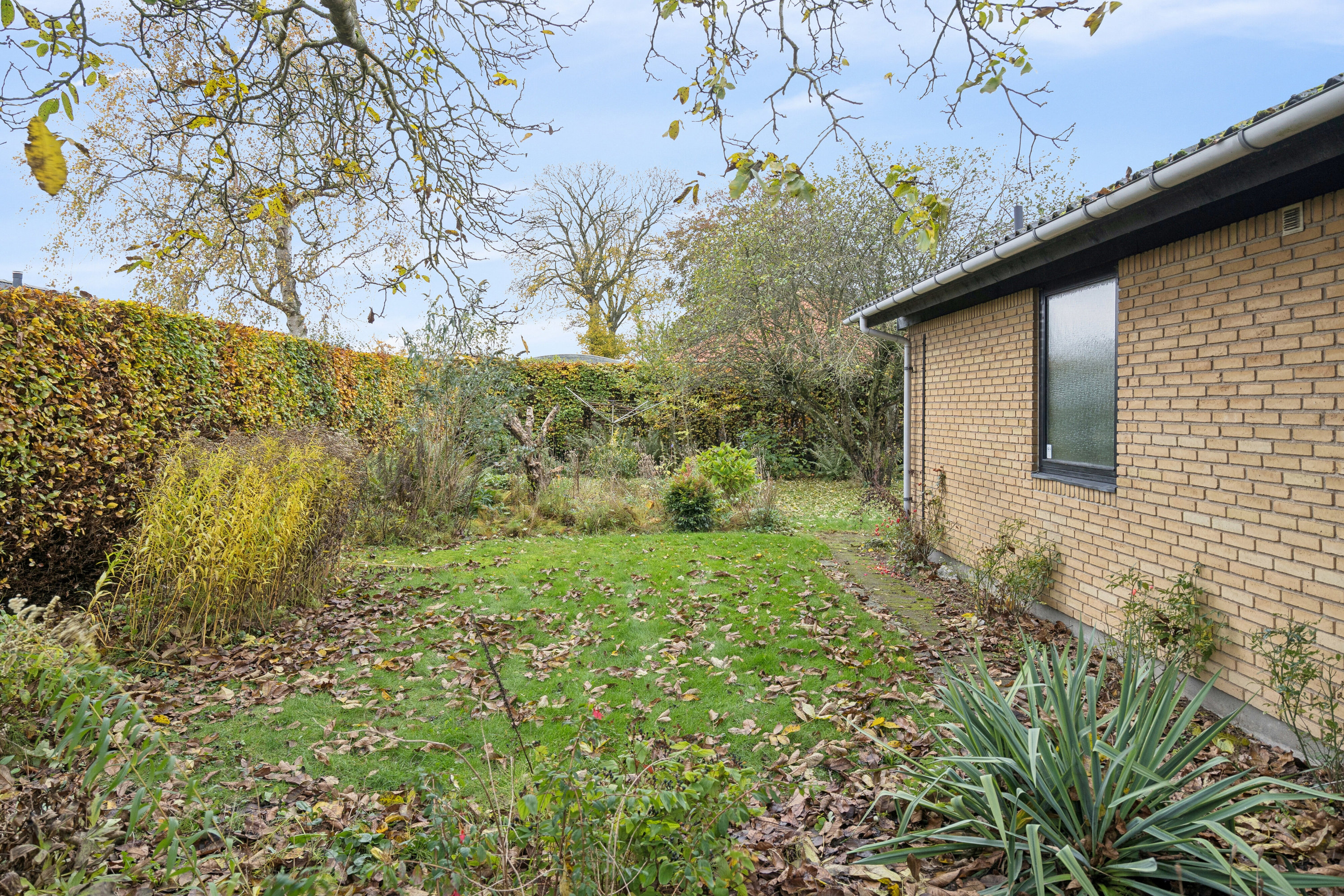 Fremhævet set fra haven billede i fuldskærmstilstand. Billede af Hyrdehøj 10, 4690 Haslev