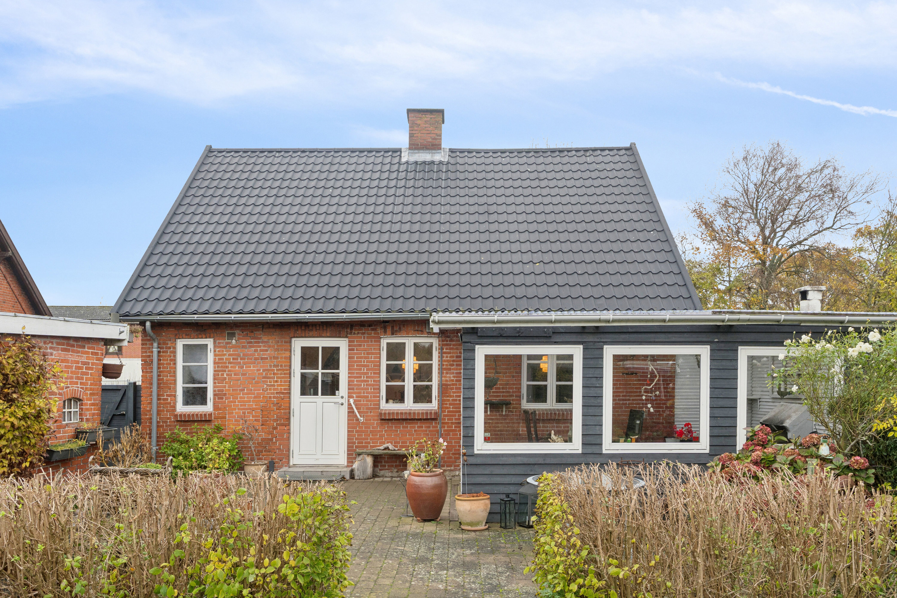 Fremhævet set fra haven billede i fuldskærmstilstand. Billede af Teglgårdsvej 1, 4654 Faxe Ladeplads