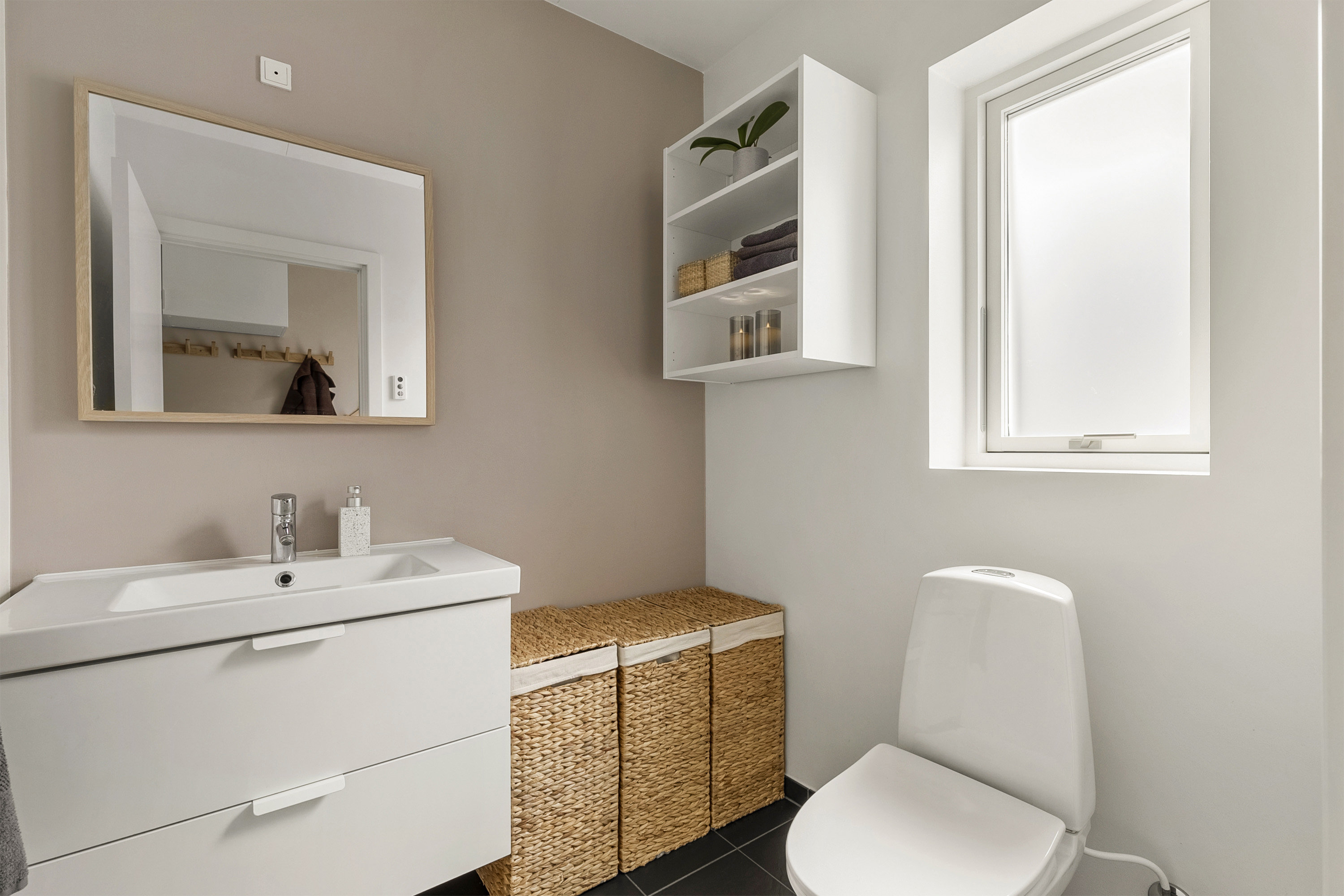 Fremhævet toilet billede i fuldskærmstilstand. Billede af Østergårds Alle 33, 8362 Hørning