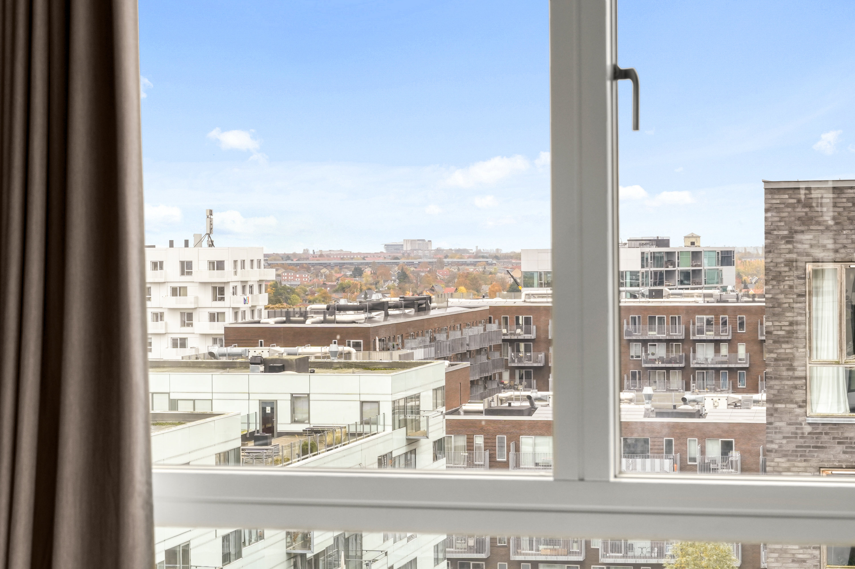 Fremhævet andet billede i fuldskærmstilstand. Billede af C.F. Møllers Allé 40, 10. tv., 2300 København S