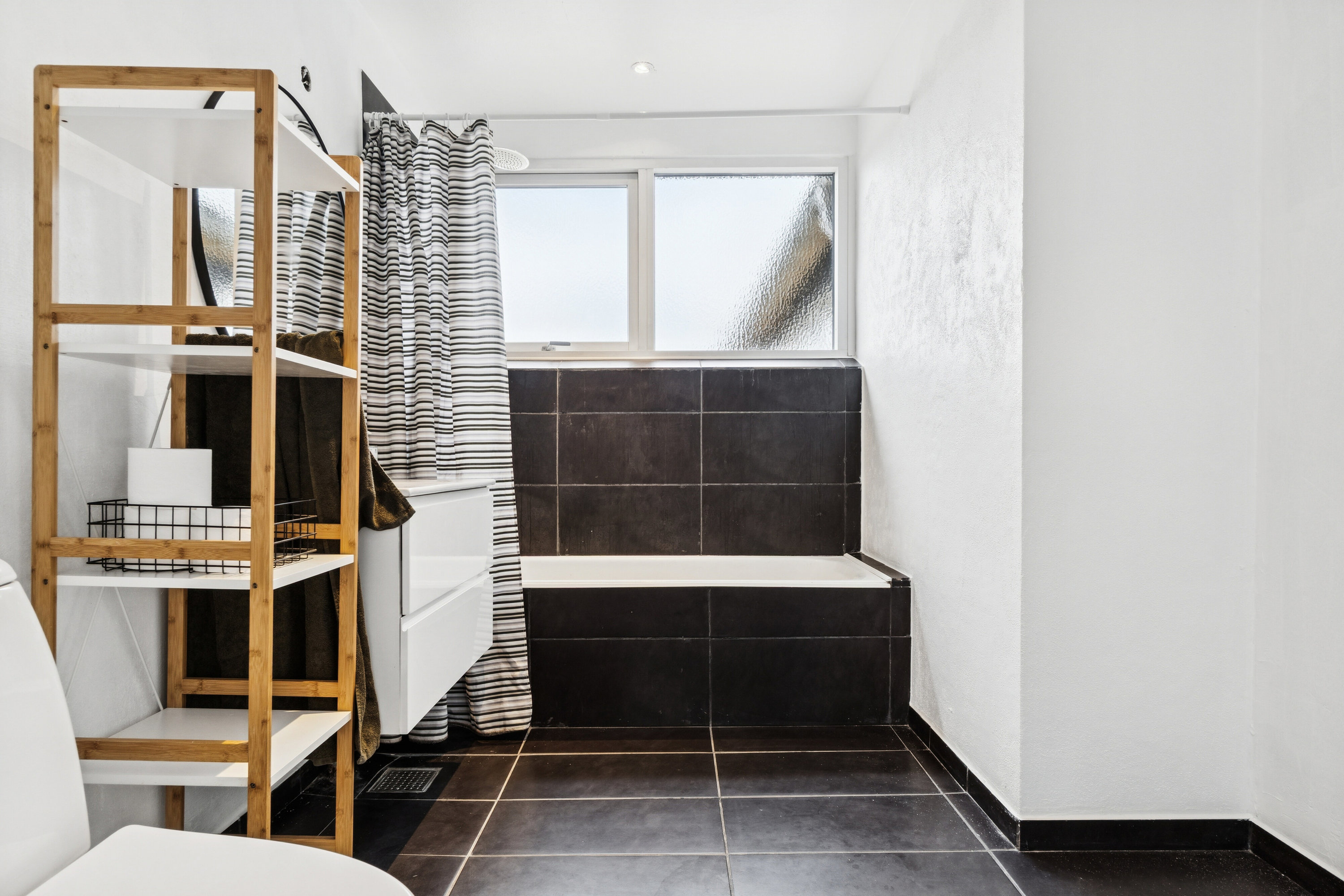 Fremhævet badeværelse billede i fuldskærmstilstand. Billede af Birkevej 4, Tuse, 4300 Holbæk