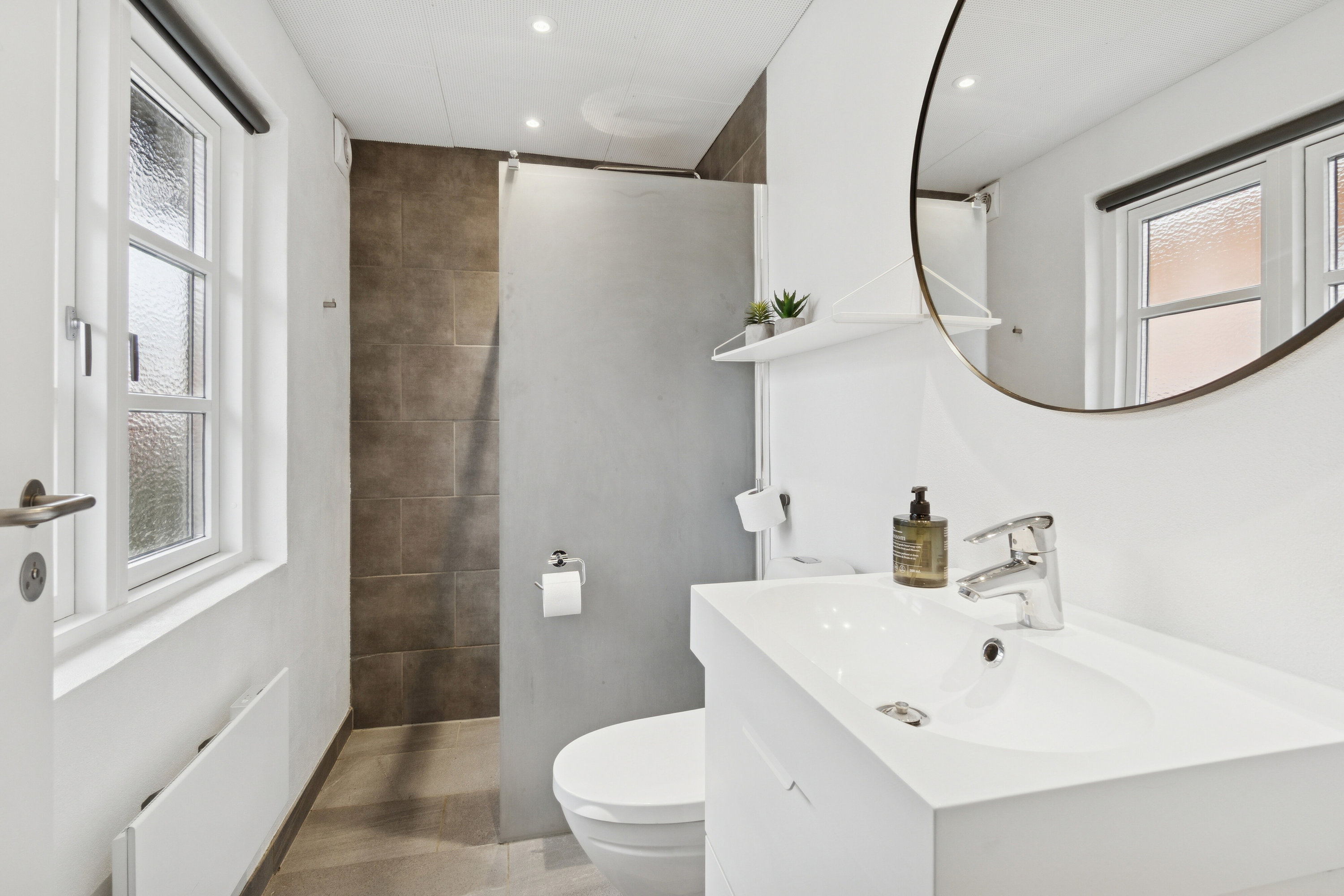 Fremhævet badeværelse billede i fuldskærmstilstand. Billede af Gudhjem Feriepark 76, 3760 Gudhjem