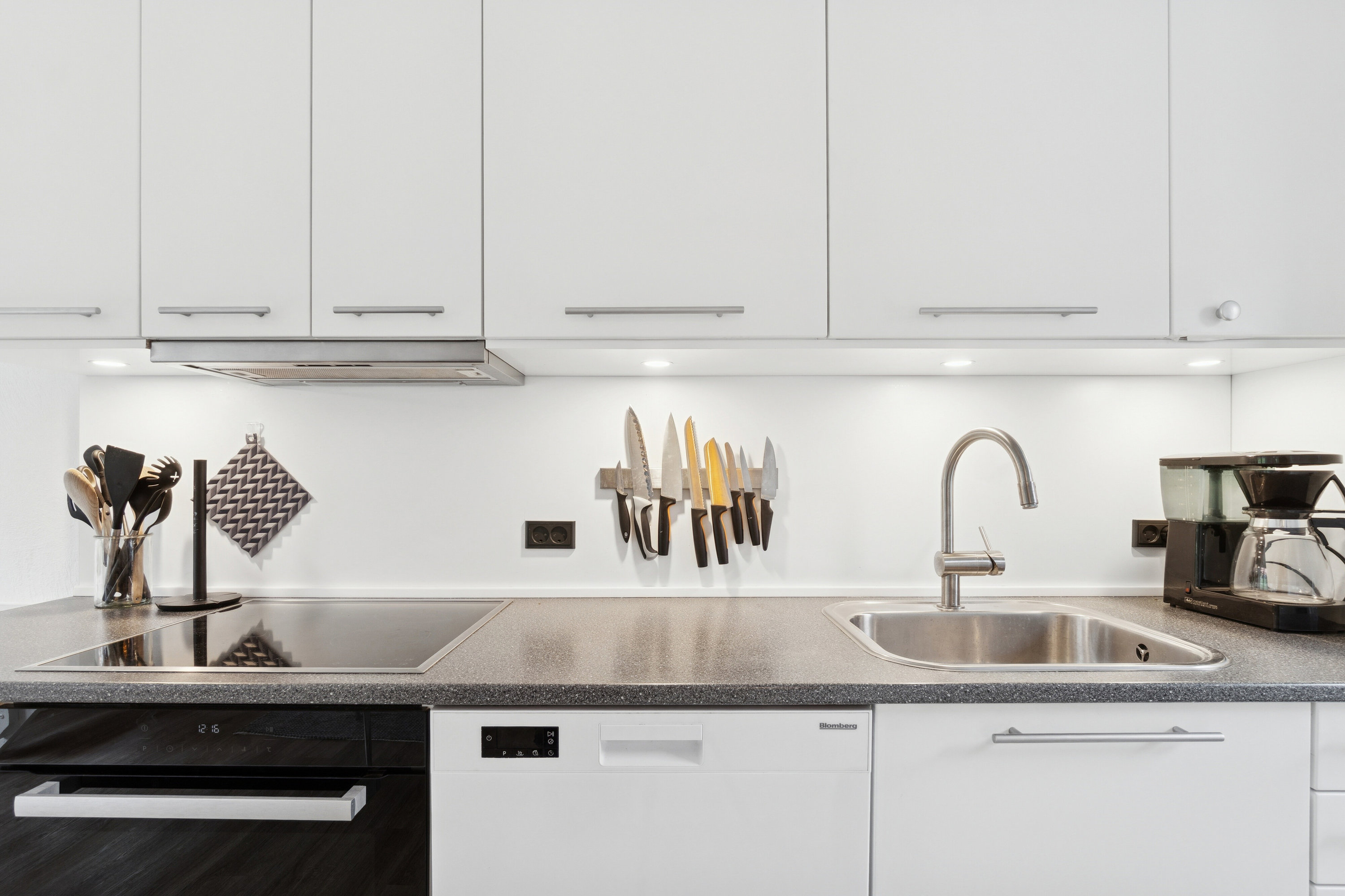 Fremhævet køkken billede i fuldskærmstilstand. Billede af Gudhjem Feriepark 76, 3760 Gudhjem