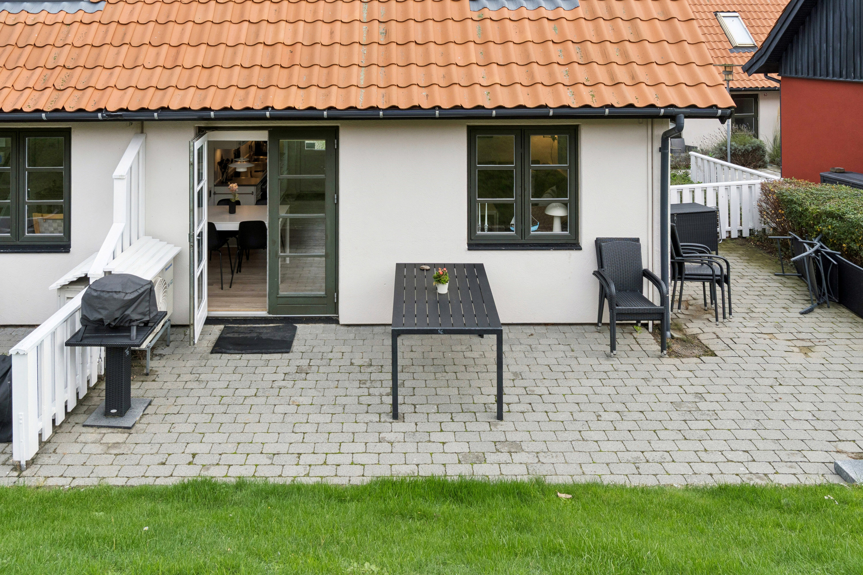 Fremhævet set fra haven billede i fuldskærmstilstand. Billede af Gudhjem Feriepark 76, 3760 Gudhjem