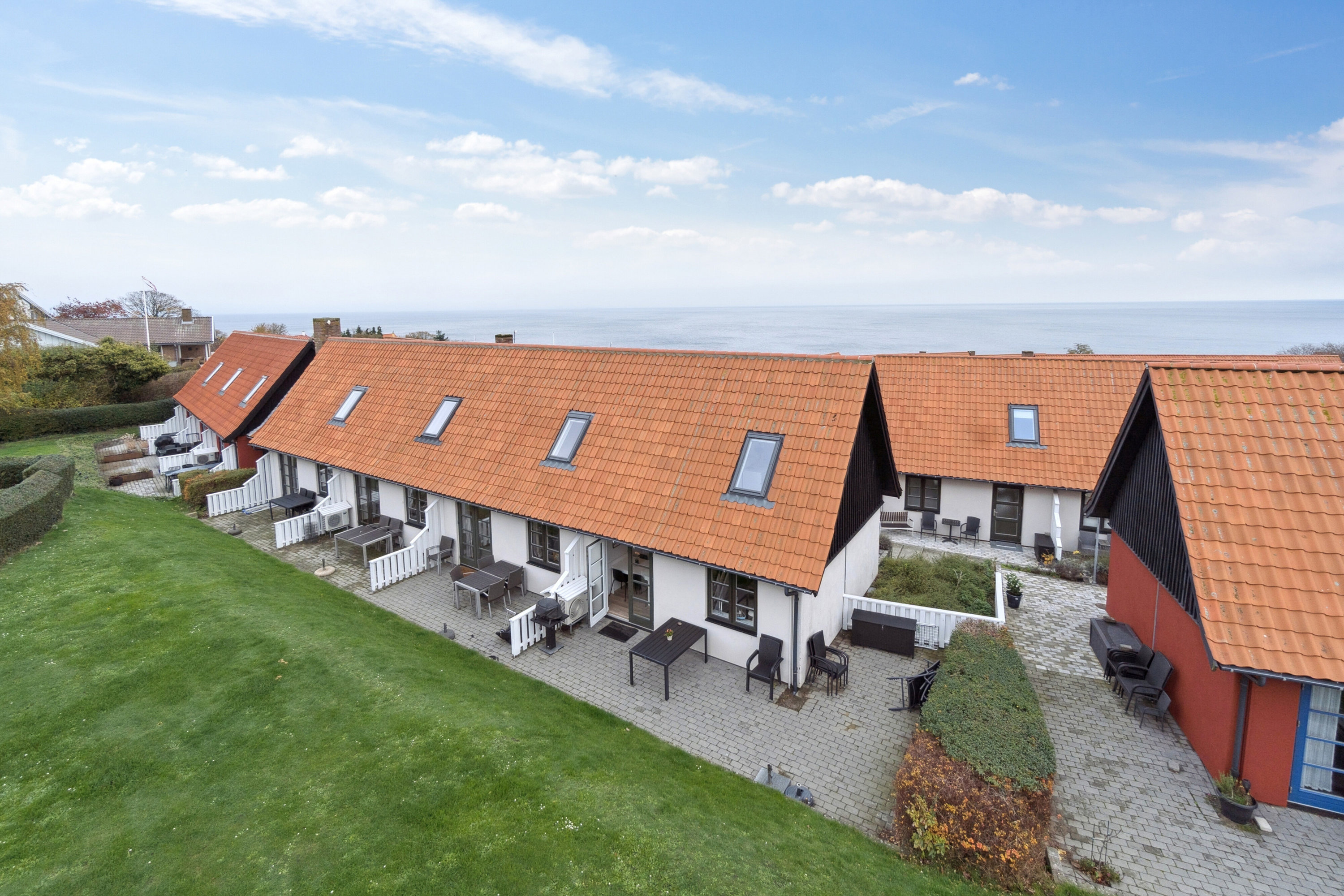 Miniaturebillede 1: set fra haven. Billede af Gudhjem Feriepark 76, 3760 Gudhjem