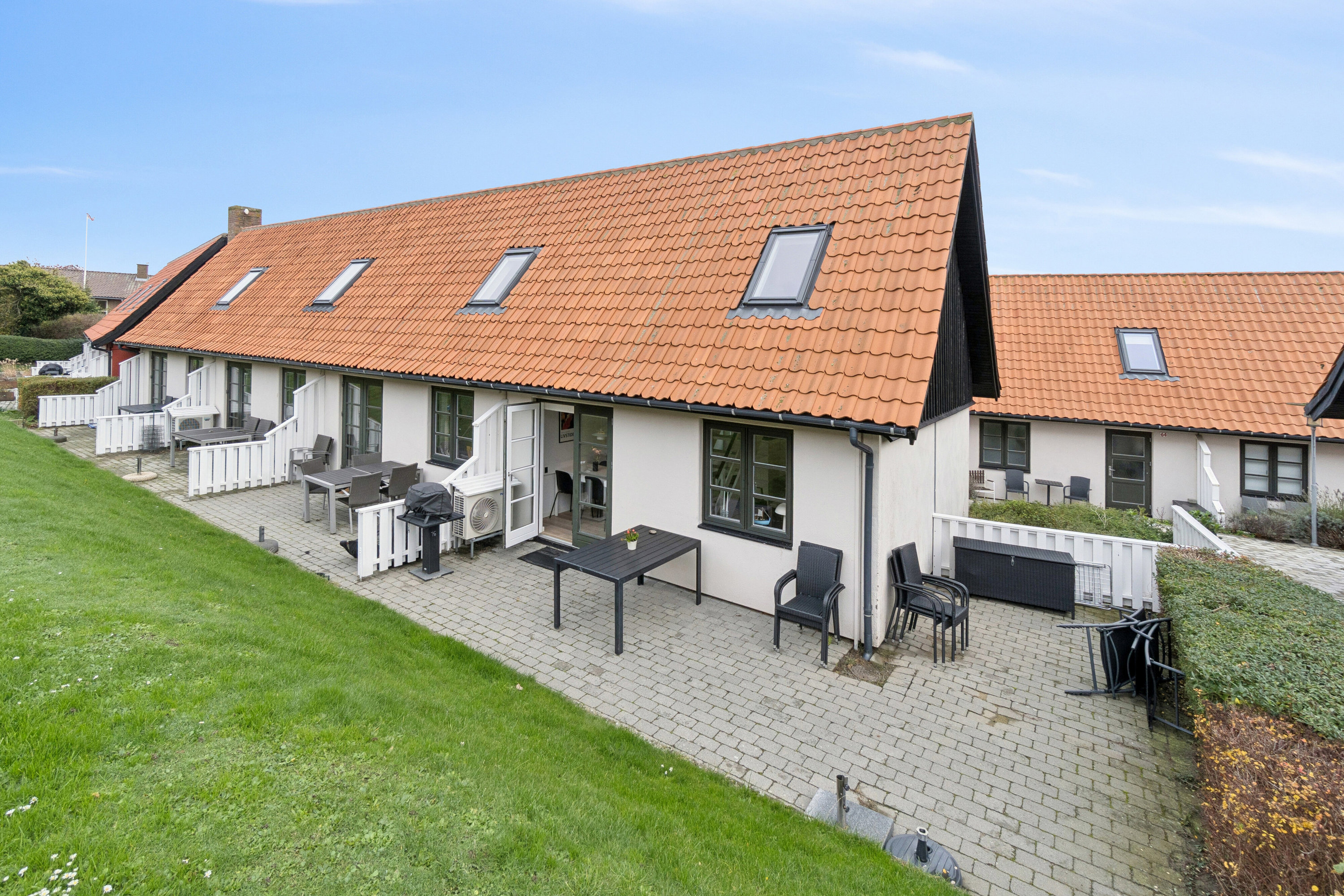 Fremhævet set fra haven billede i fuldskærmstilstand. Billede af Gudhjem Feriepark 76, 3760 Gudhjem