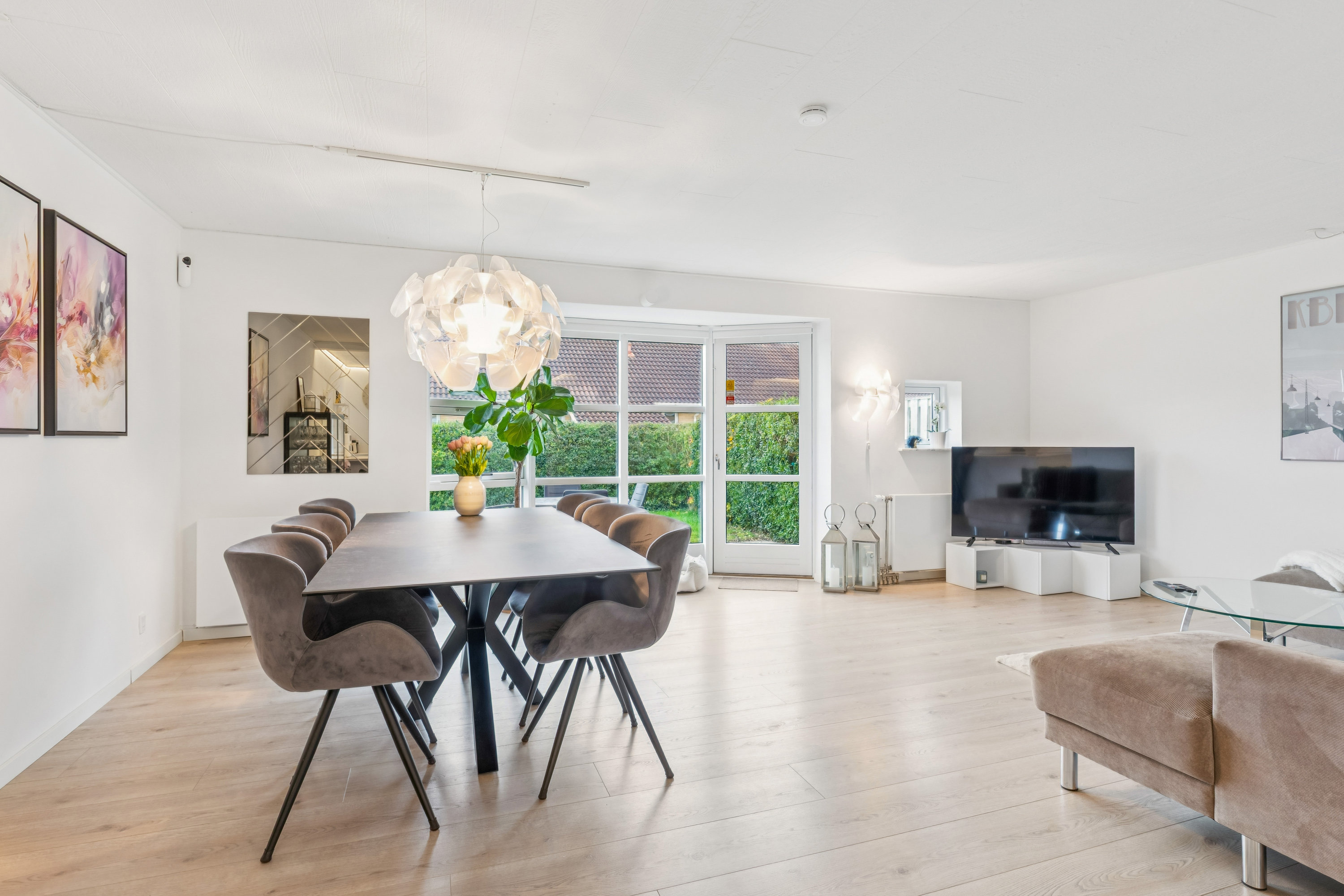 Fremhævet stue billede i fuldskærmstilstand. Billede af Valmuebakken 6, 2625 Vallensbæk