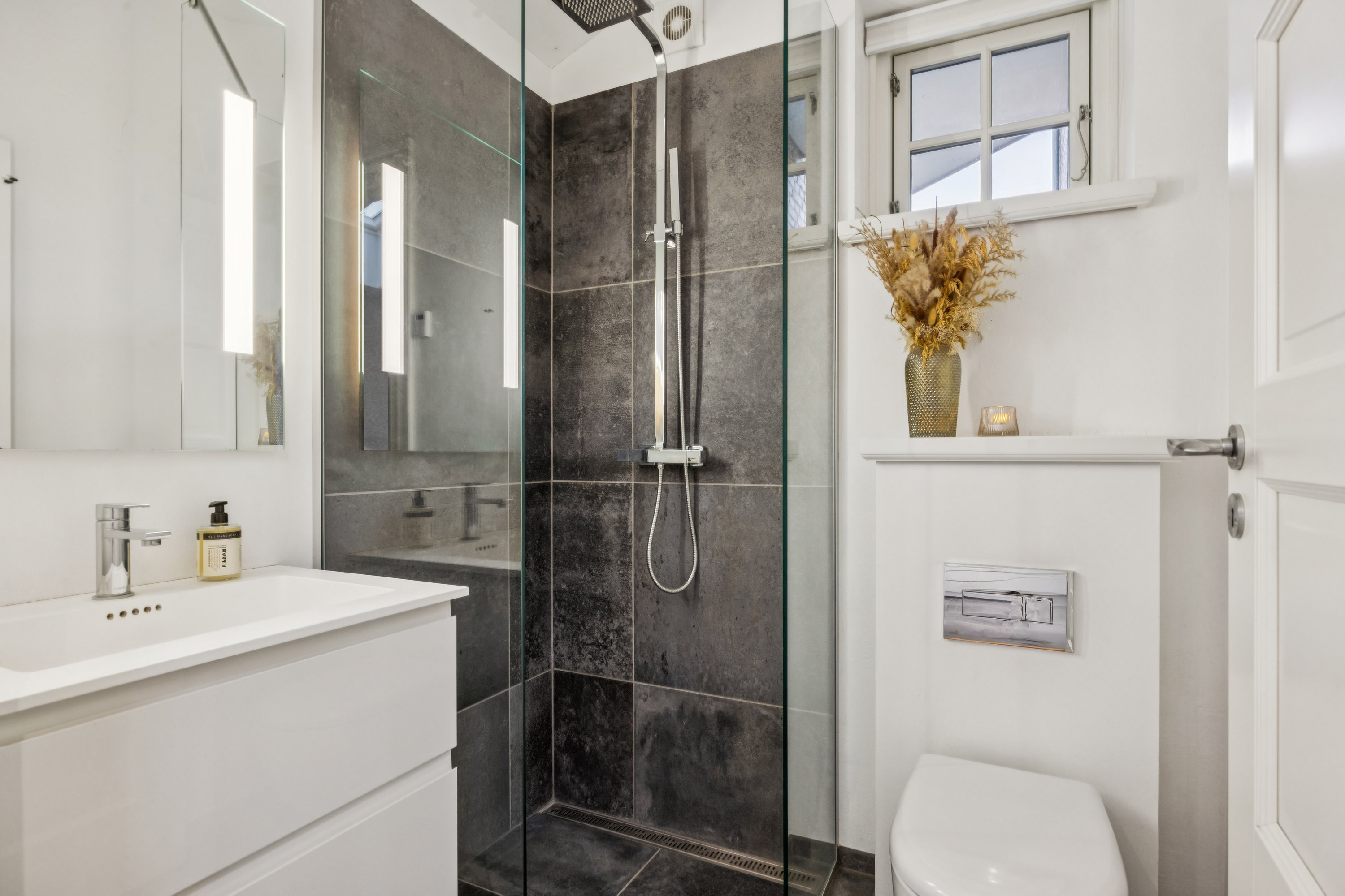 Fremhævet badeværelse billede i fuldskærmstilstand. Billede af Røgildsvej 35, 9400 Nørresundby