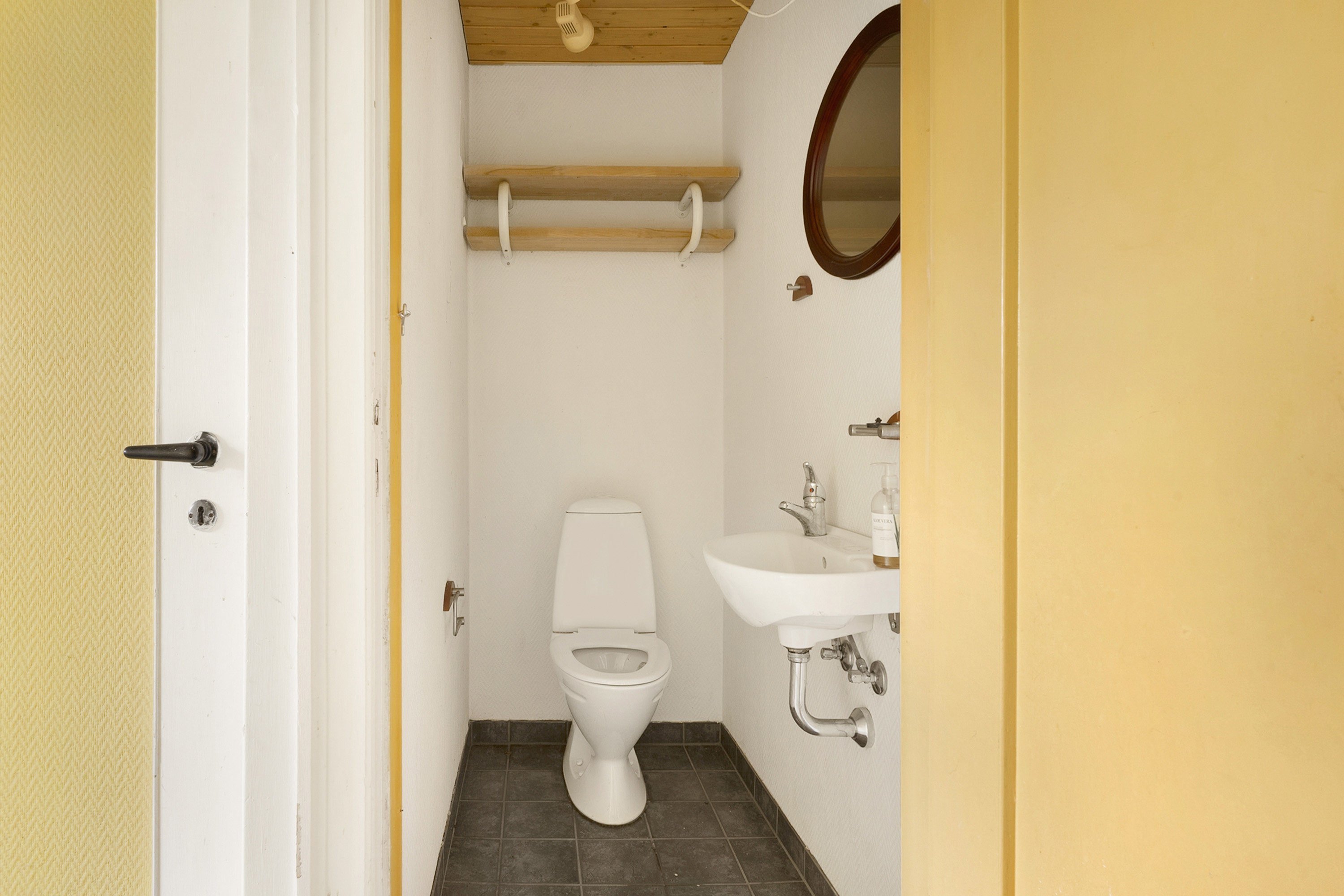 Fremhævet toilet billede i fuldskærmstilstand. Billede af Rødding Søndervang 1, 6630 Rødding