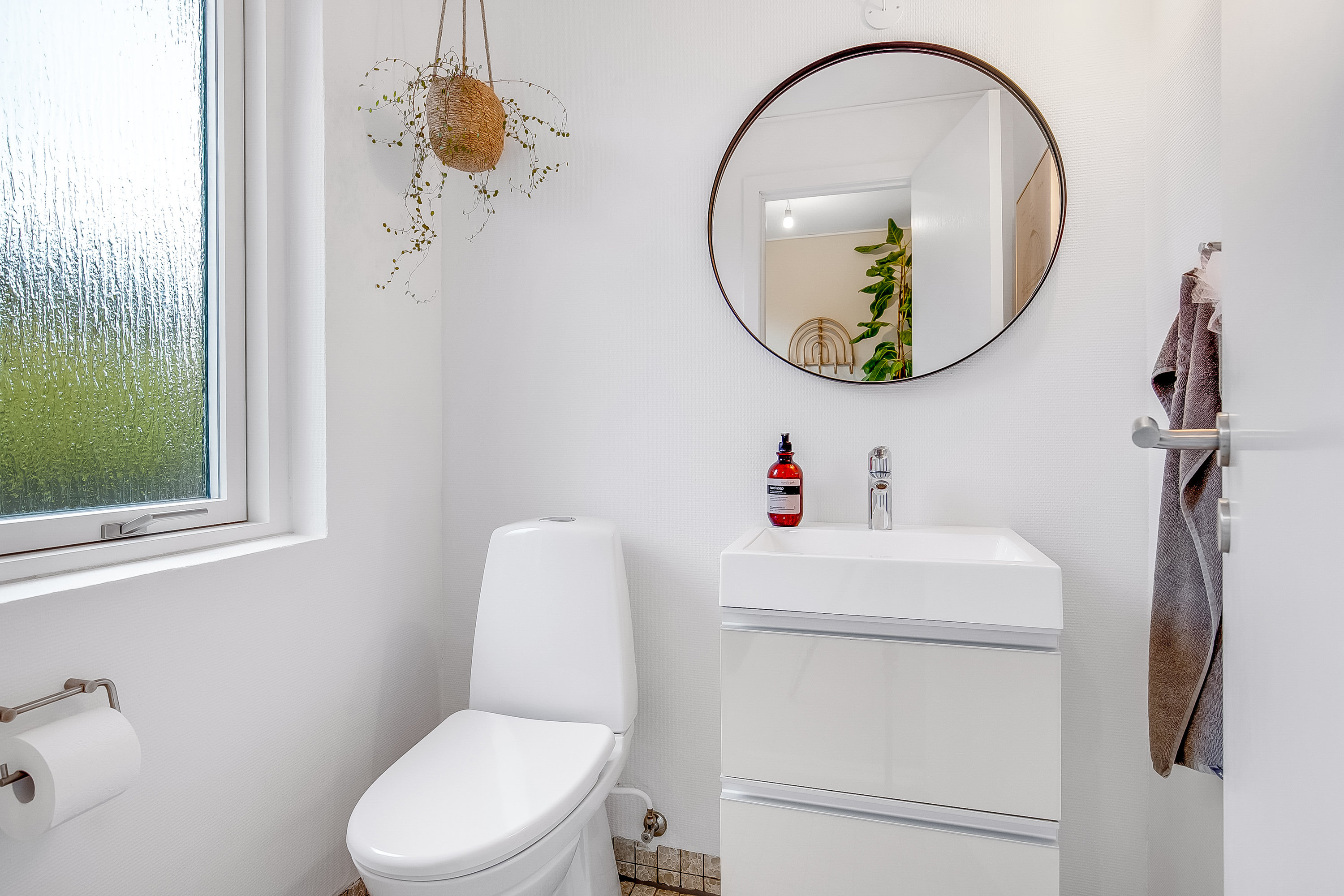 Fremhævet gæstetoilet billede i fuldskærmstilstand. Billede af Umanakvej 23, Søndermarken, 7100 Vejle