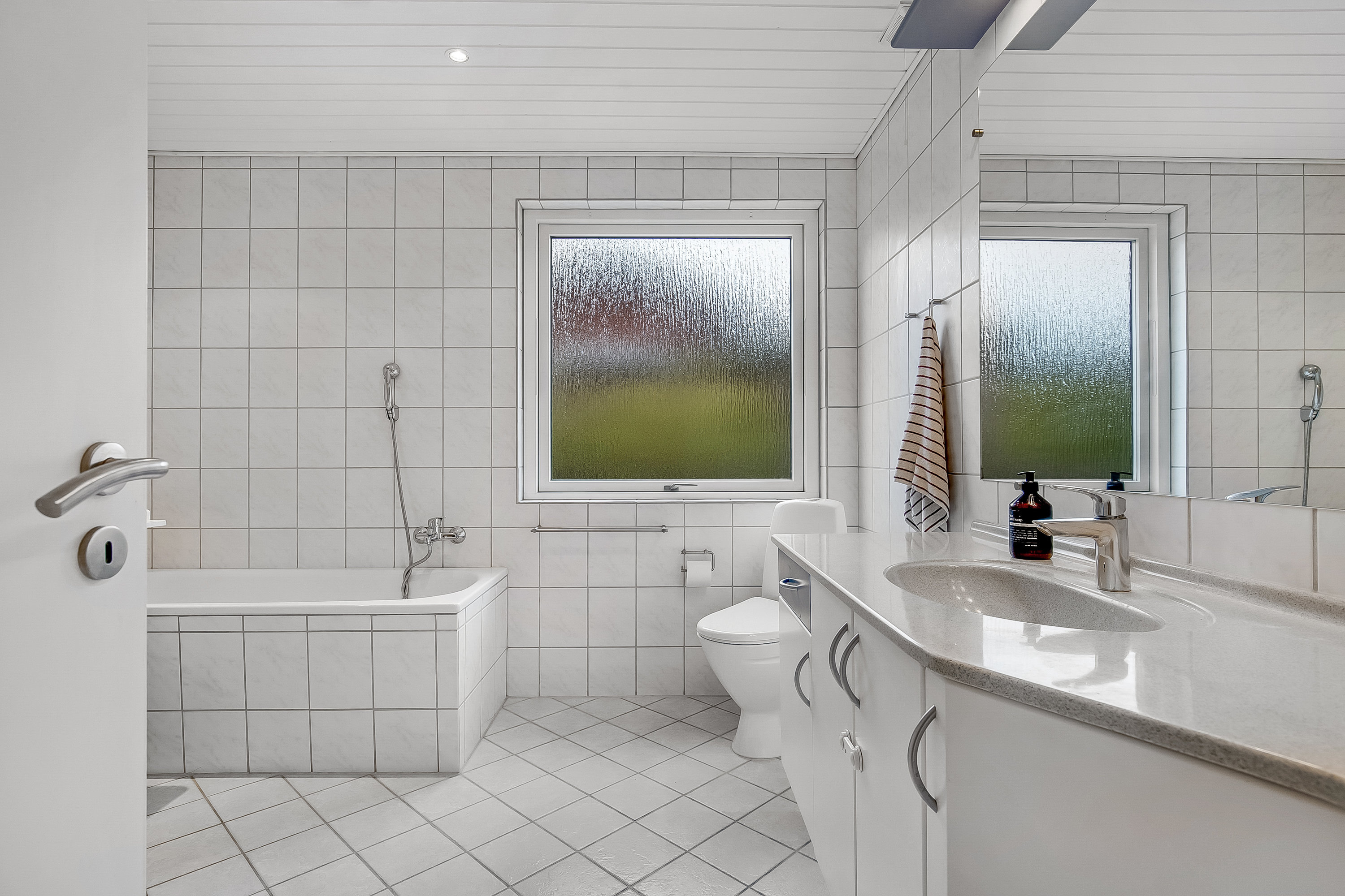 Fremhævet badeværelse billede i fuldskærmstilstand. Billede af Umanakvej 23, Søndermarken, 7100 Vejle