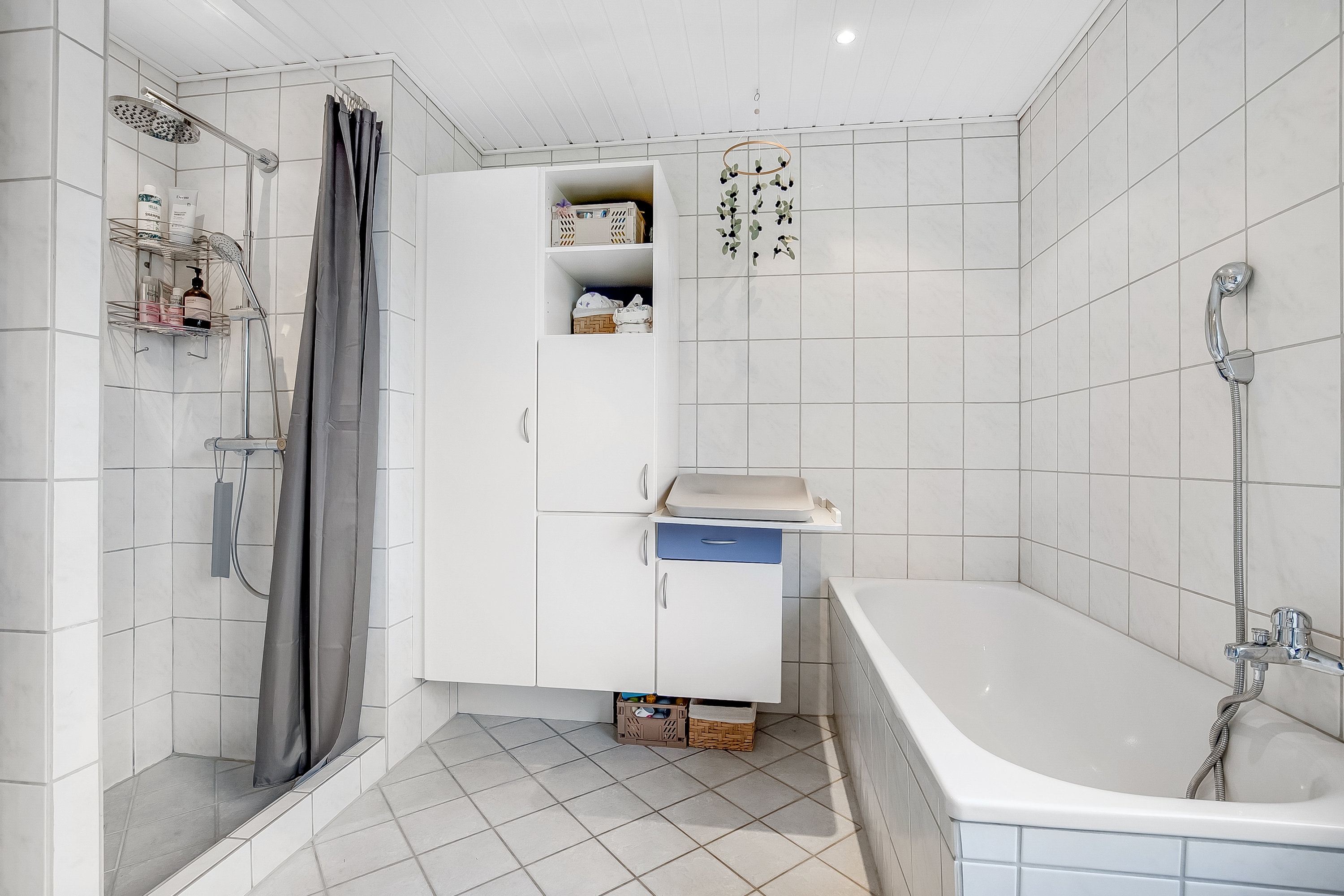 Fremhævet badeværelse billede i fuldskærmstilstand. Billede af Umanakvej 23, Søndermarken, 7100 Vejle