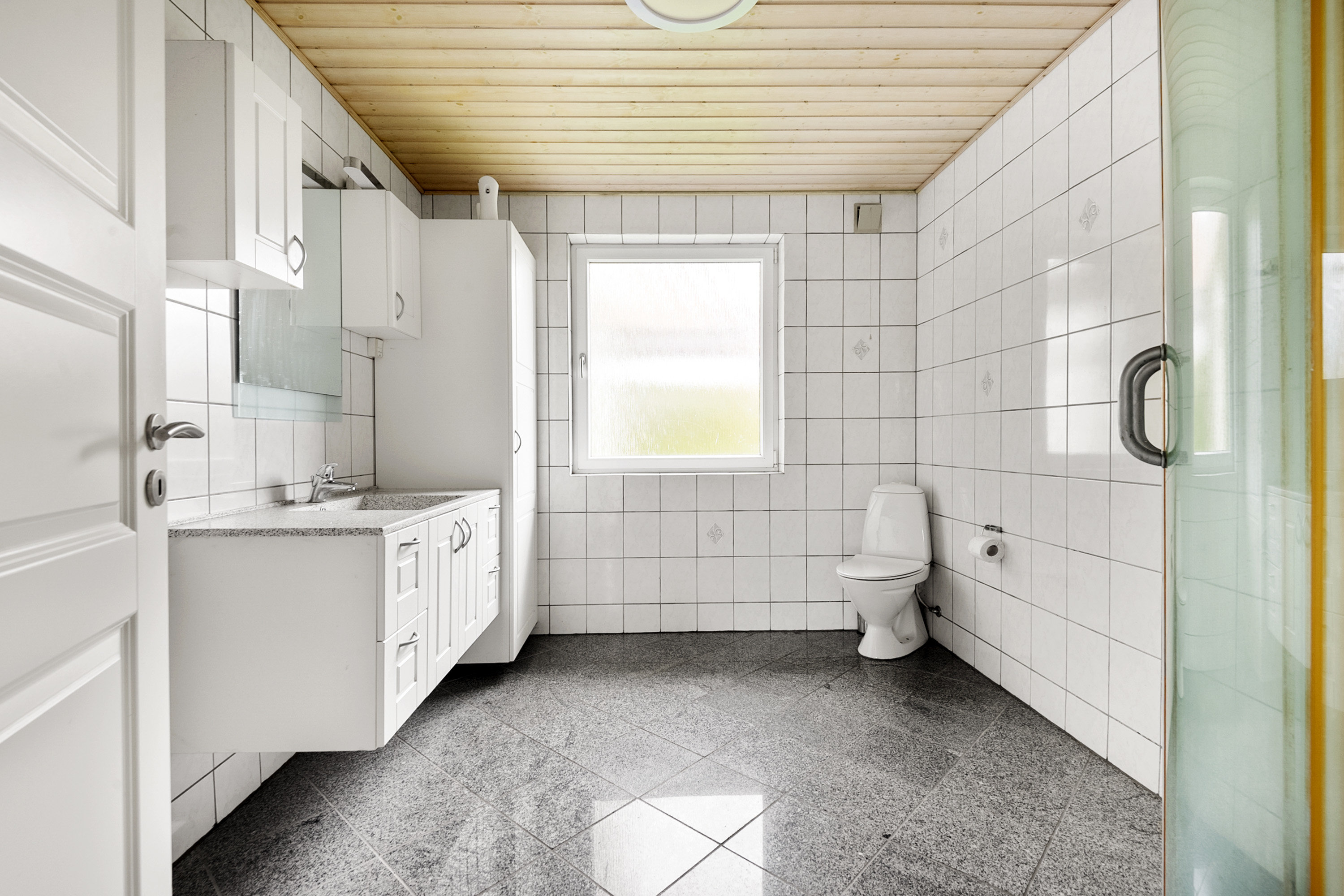 Miniaturebillede 1: badeværelse. Billede af Porsevej 2, Horne, 6800 Varde